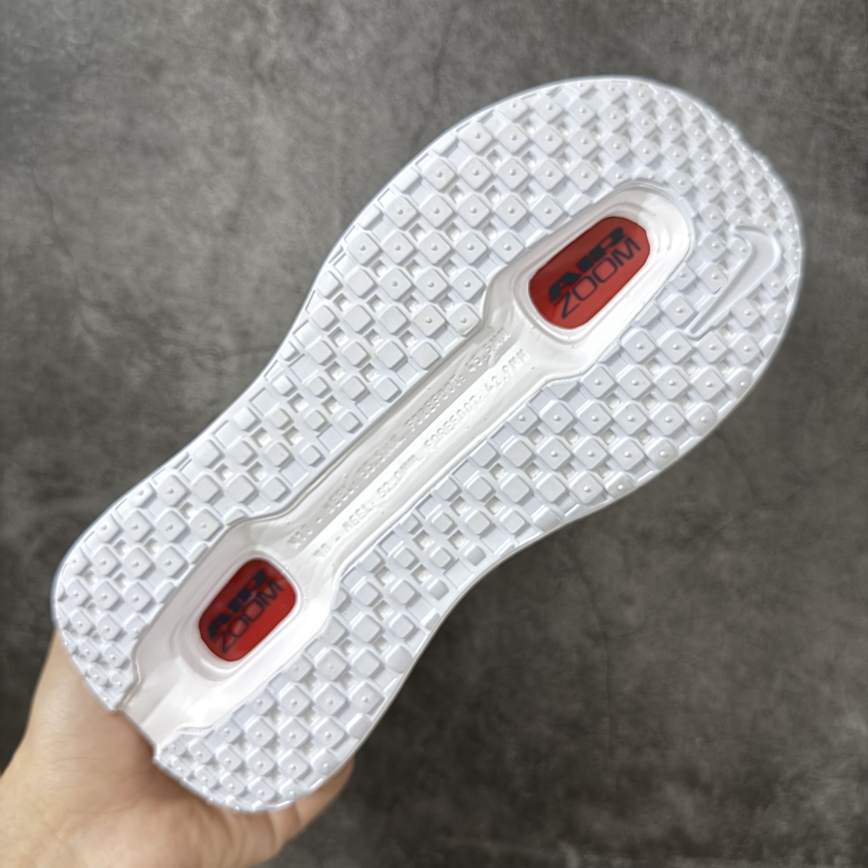 Nike Vomero Premium 低筒 超临界发泡 气垫 百搭舒适耐磨  休闲跑步鞋 男女同款  白红 HQ2050-103