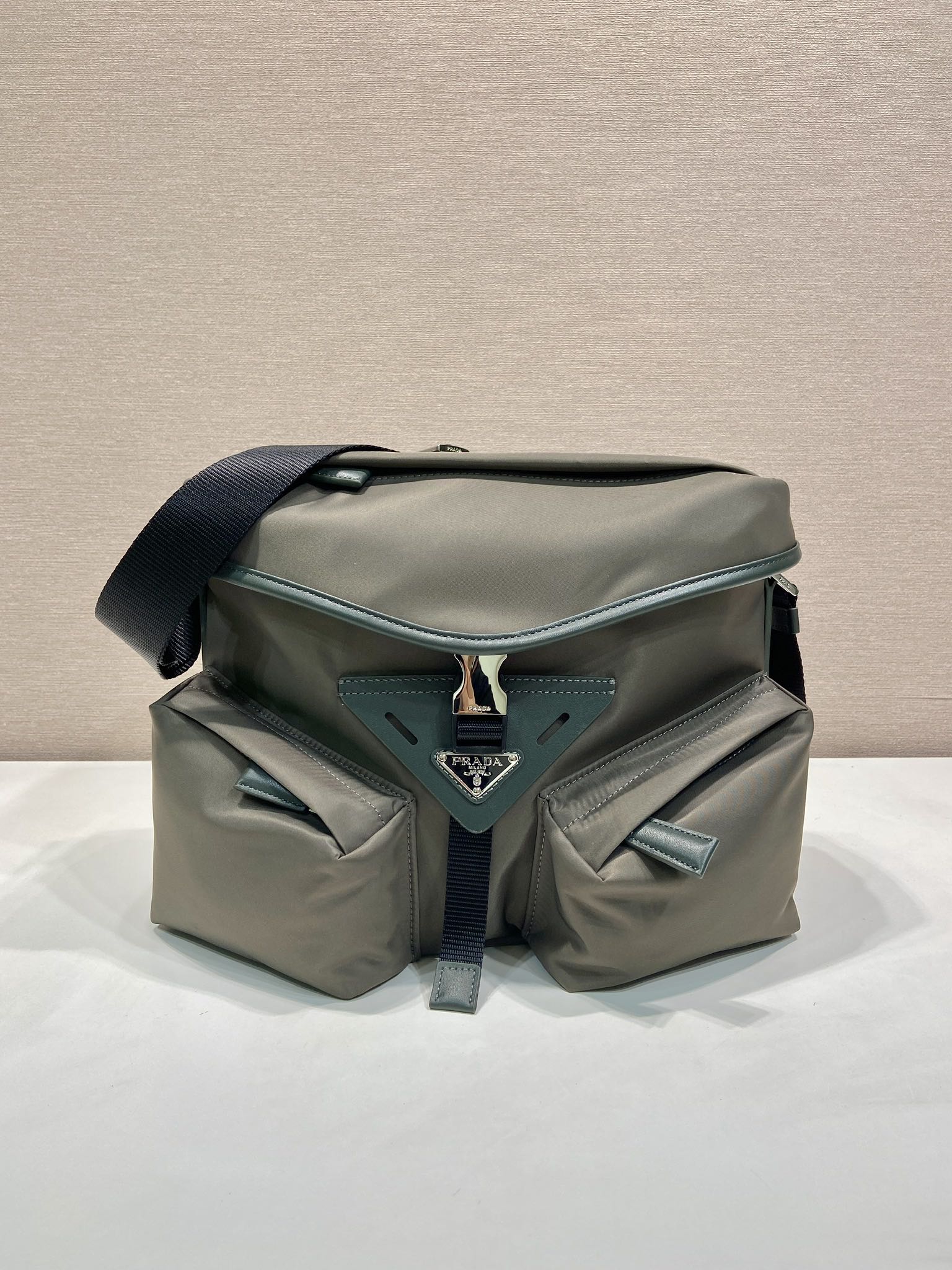 PRADA  Re-Nylon 普拉达 珐琅金属三角形 微标  单肩包 F0森林绿 2VD062_2DW3_F0414