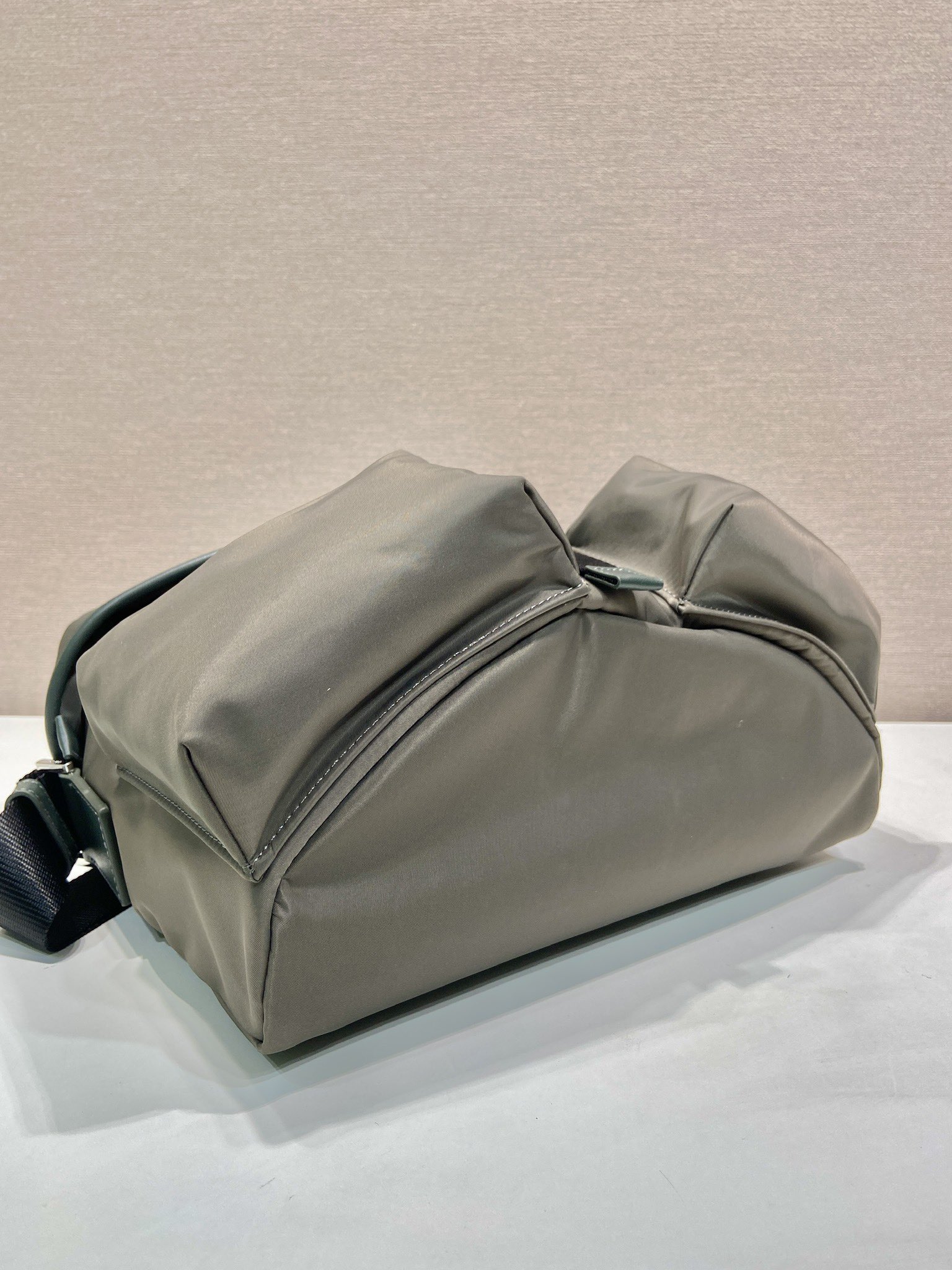 PRADA  Re-Nylon 普拉达 珐琅金属三角形 微标  单肩包 F0森林绿 2VD062_2DW3_F0414