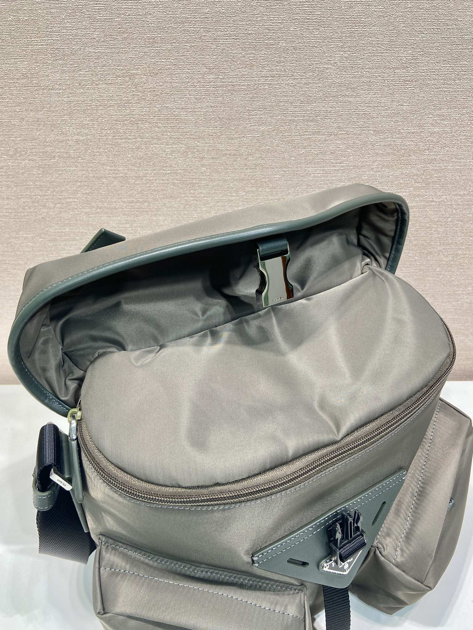 PRADA  Re-Nylon 普拉达 珐琅金属三角形 微标  单肩包 F0森林绿 2VD062_2DW3_F0414