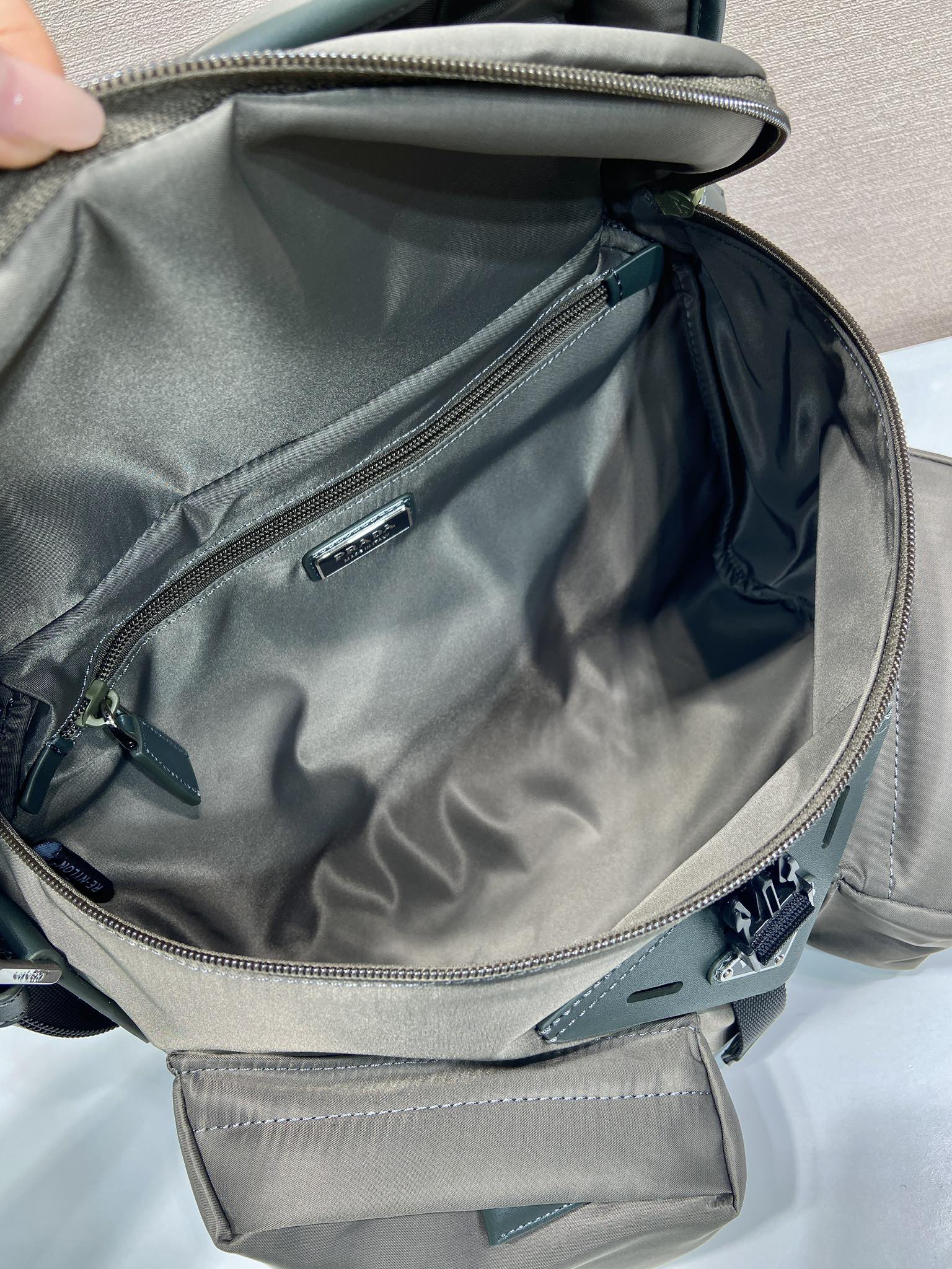 PRADA  Re-Nylon 普拉达 珐琅金属三角形 微标  单肩包 F0森林绿 2VD062_2DW3_F0414