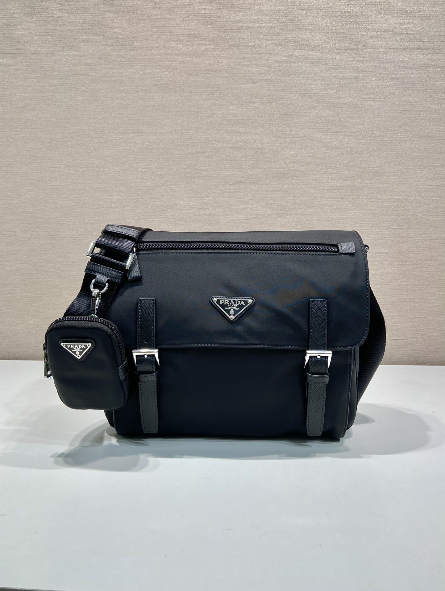 普拉达 PRADA Re-Nylon 三角形 徽标 带耳机包 尼龙拼皮二合一邮差包单肩包斜挎包 F0 1BD953_RV44_F0002_V_B1M