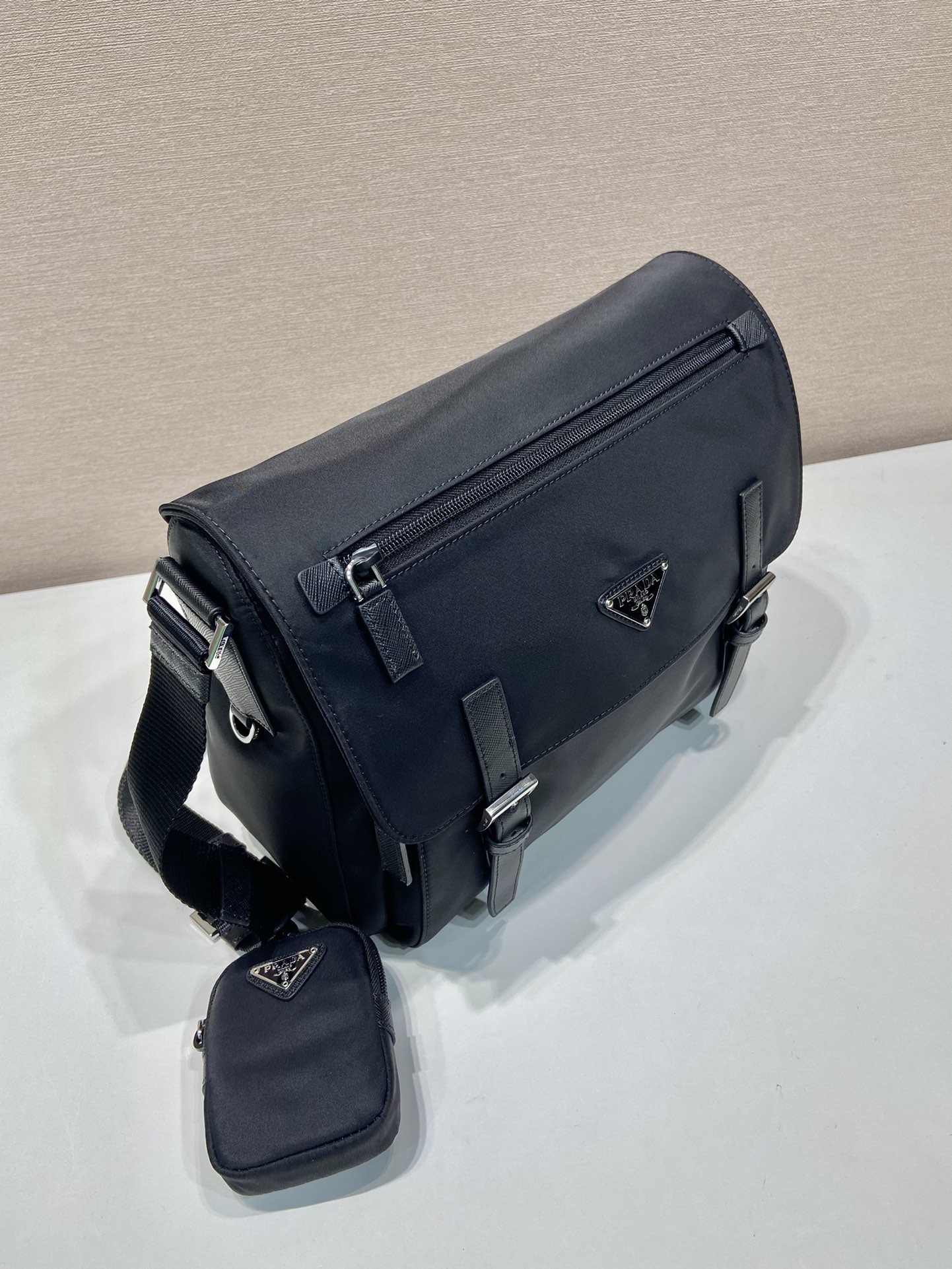 普拉达 PRADA Re-Nylon 三角形 徽标 带耳机包 尼龙拼皮二合一邮差包单肩包斜挎包 F0 1BD953_RV44_F0002_V_B1M