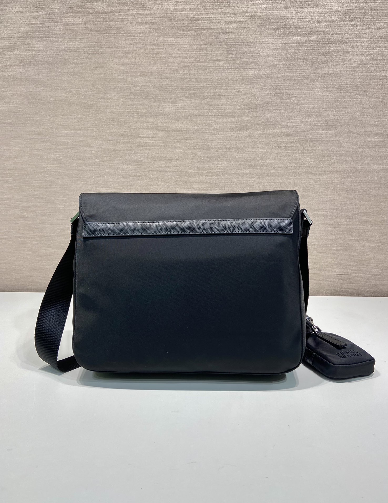 普拉达 PRADA Re-Nylon 三角形 徽标 带耳机包 尼龙拼皮二合一邮差包单肩包斜挎包 F0 1BD953_RV44_F0002_V_B1M