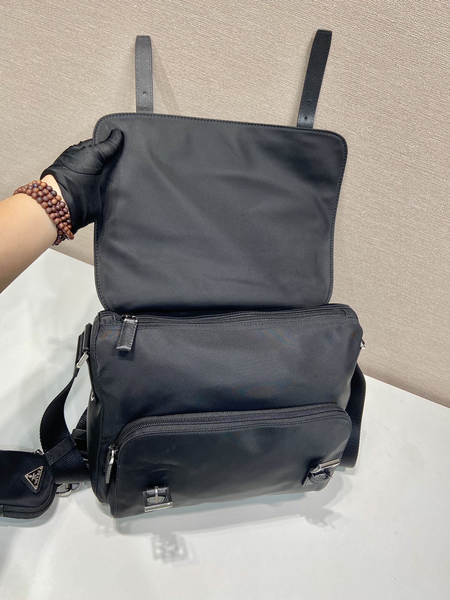 普拉达 PRADA Re-Nylon 三角形 徽标 带耳机包 尼龙拼皮二合一邮差包单肩包斜挎包 F0 1BD953_RV44_F0002_V_B1M