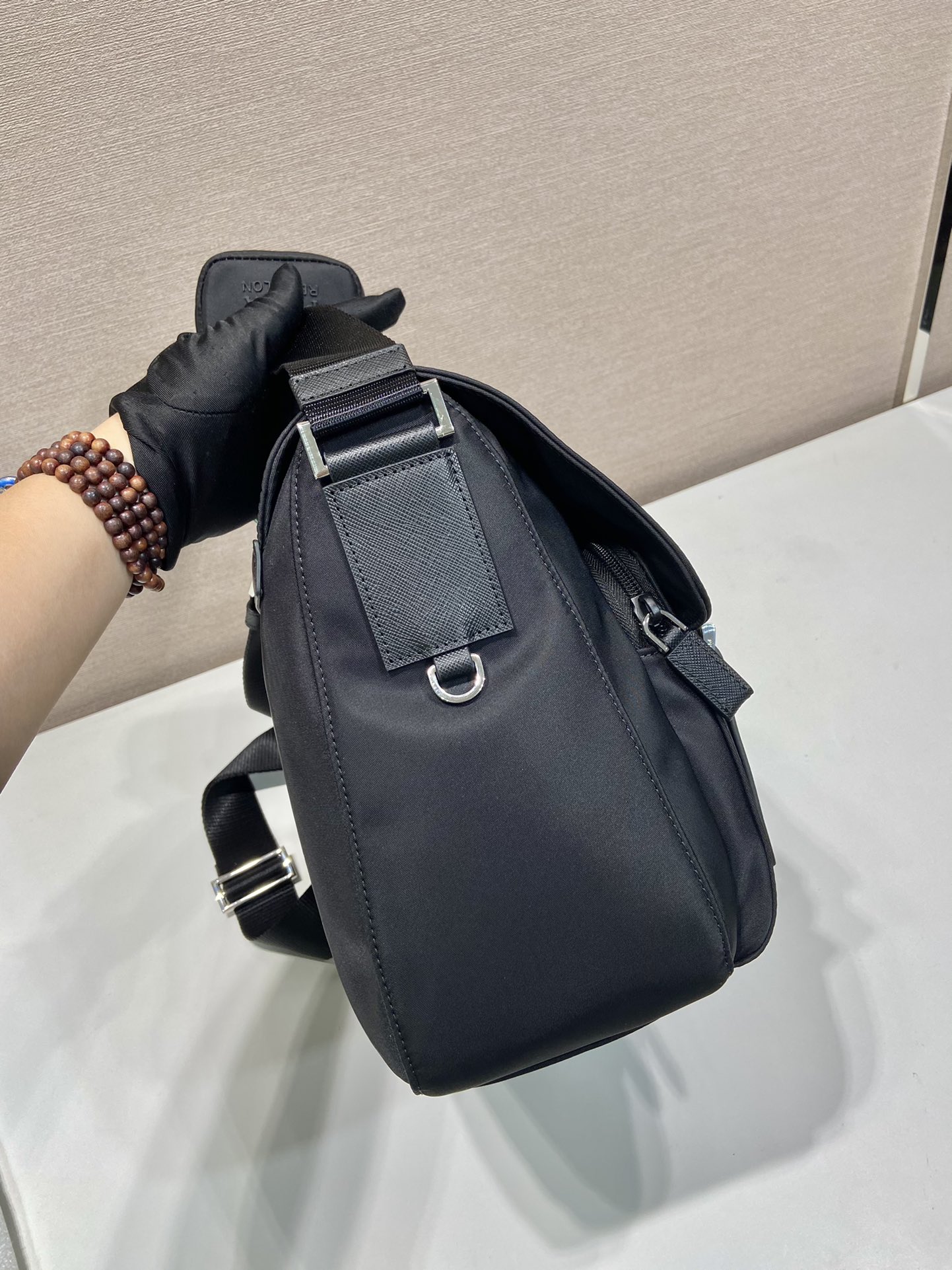 普拉达 PRADA Re-Nylon 三角形 徽标 带耳机包 尼龙拼皮二合一邮差包单肩包斜挎包 F0 1BD953_RV44_F0002_V_B1M