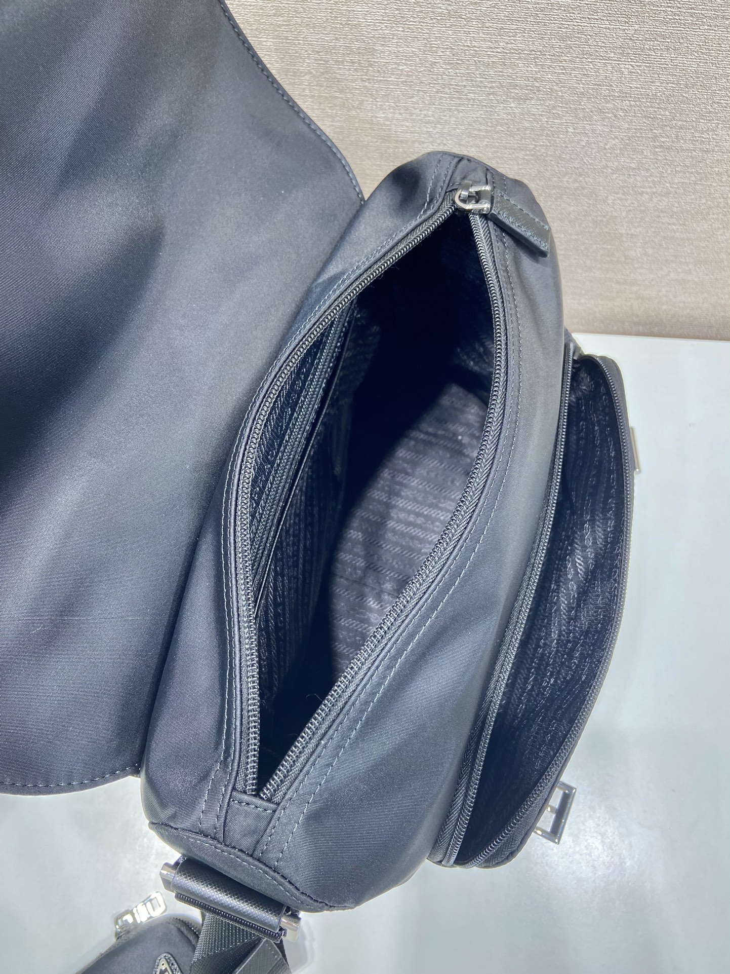 普拉达 PRADA Re-Nylon 三角形 徽标 带耳机包 尼龙拼皮二合一邮差包单肩包斜挎包 F0 1BD953_RV44_F0002_V_B1M