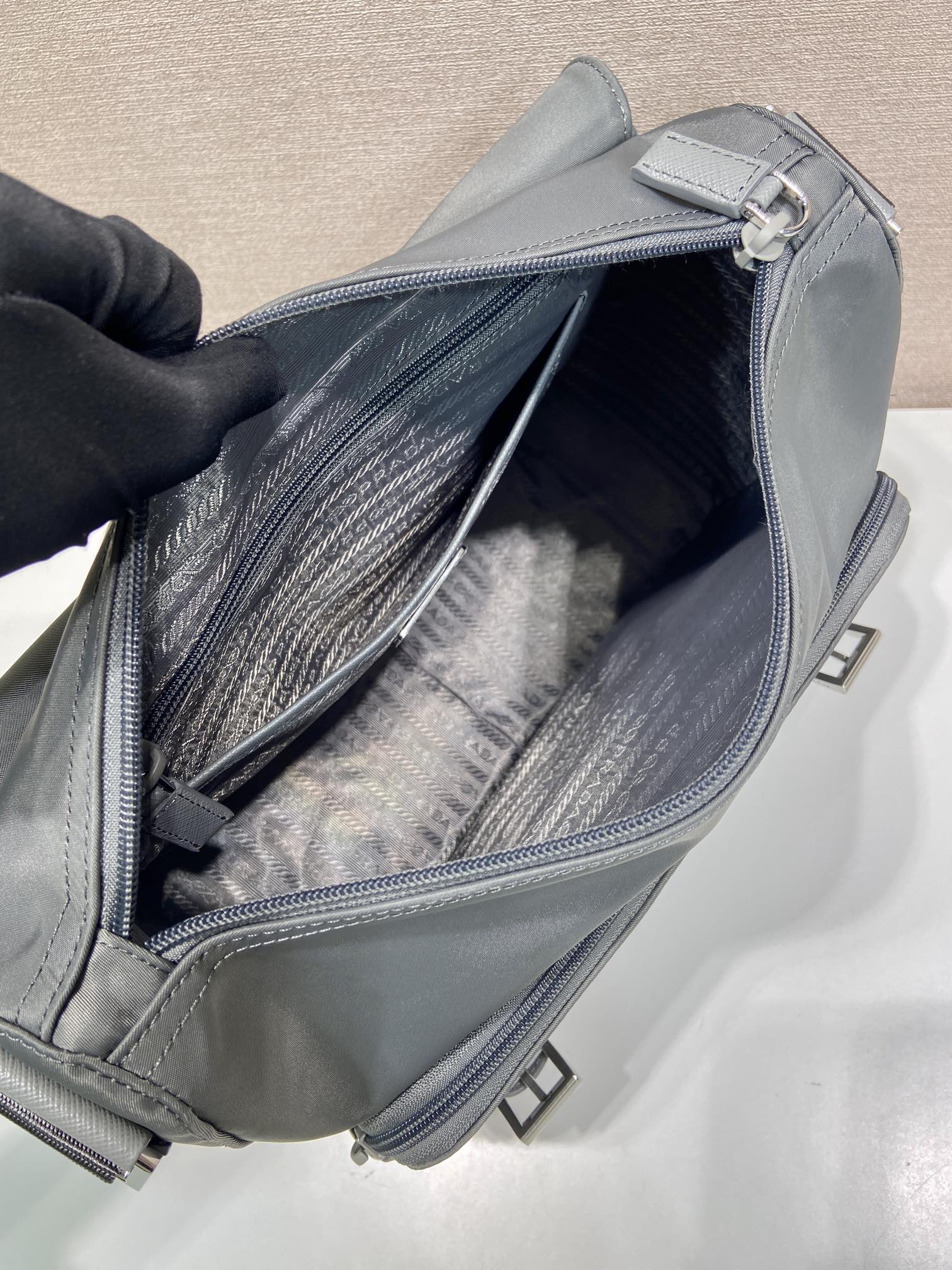 普拉达 PRADA Re-Nylon 三角形 徽标 带耳机包 尼龙拼皮二合一邮差包单肩包斜挎包 绿色 F0 1BD953 
