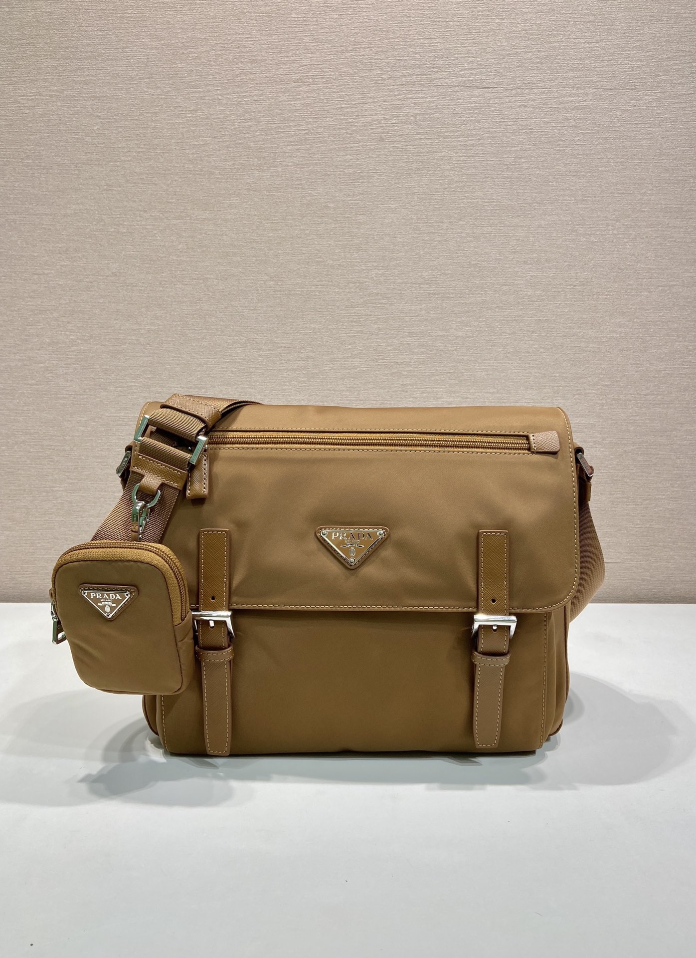 普拉达 PRADA Re-Nylon 三角形 徽标 带耳机包 尼龙拼皮二合一邮差包单肩包斜挎包 卡其色  F0 1BD953 