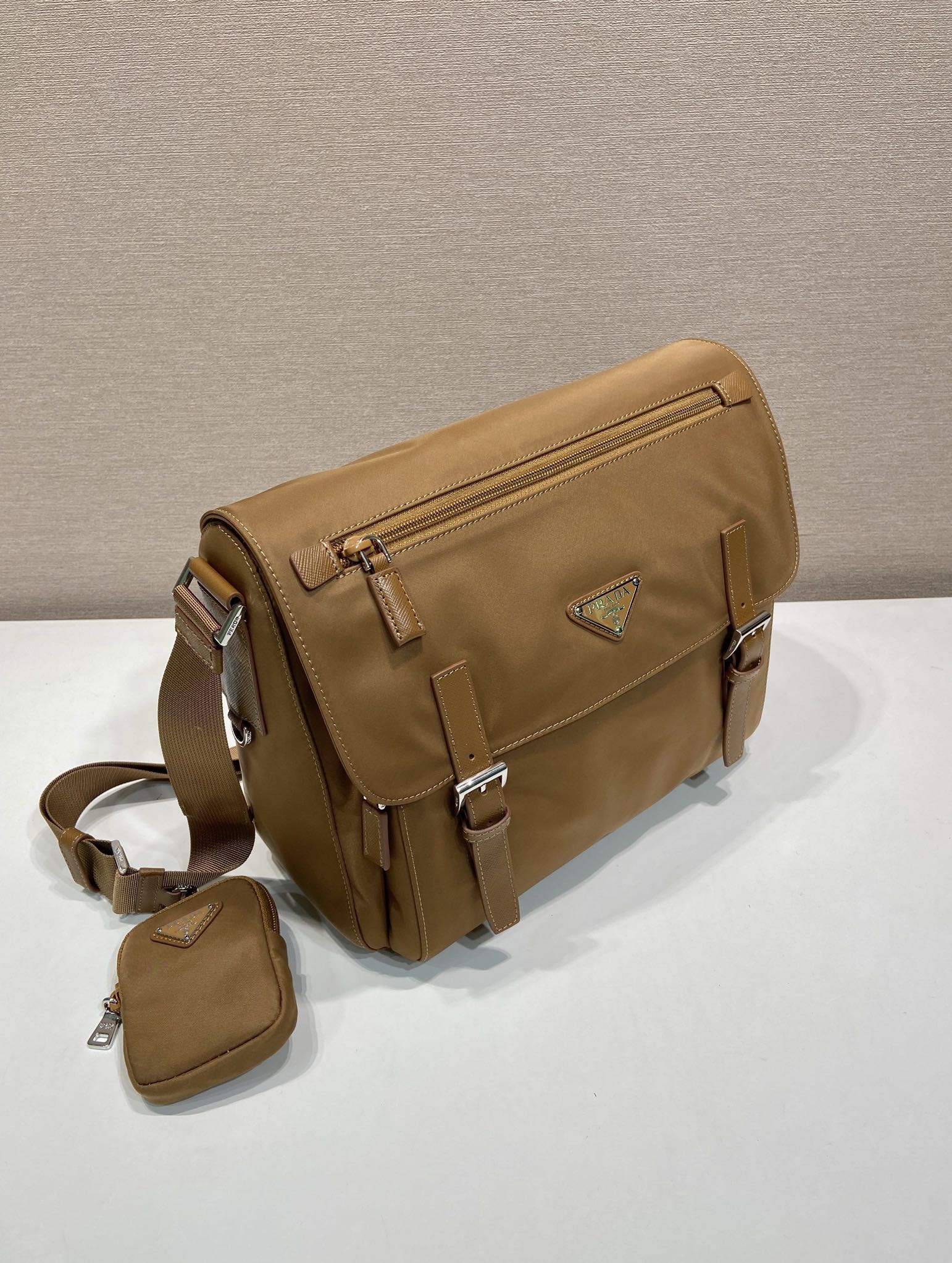 普拉达 PRADA Re-Nylon 三角形 徽标 带耳机包 尼龙拼皮二合一邮差包单肩包斜挎包 卡其色  F0 1BD953 