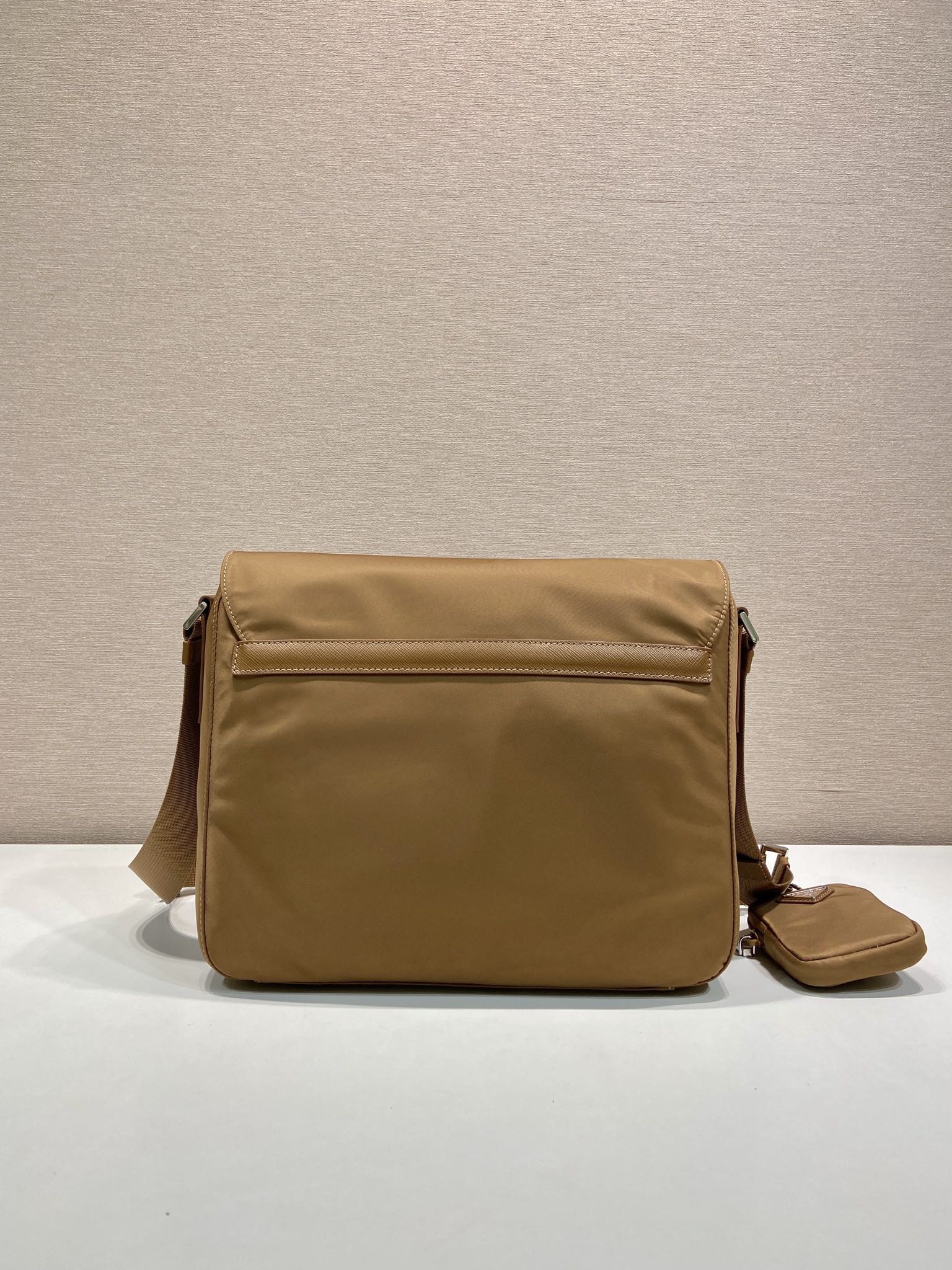 普拉达 PRADA Re-Nylon 三角形 徽标 带耳机包 尼龙拼皮二合一邮差包单肩包斜挎包 卡其色  F0 1BD953 