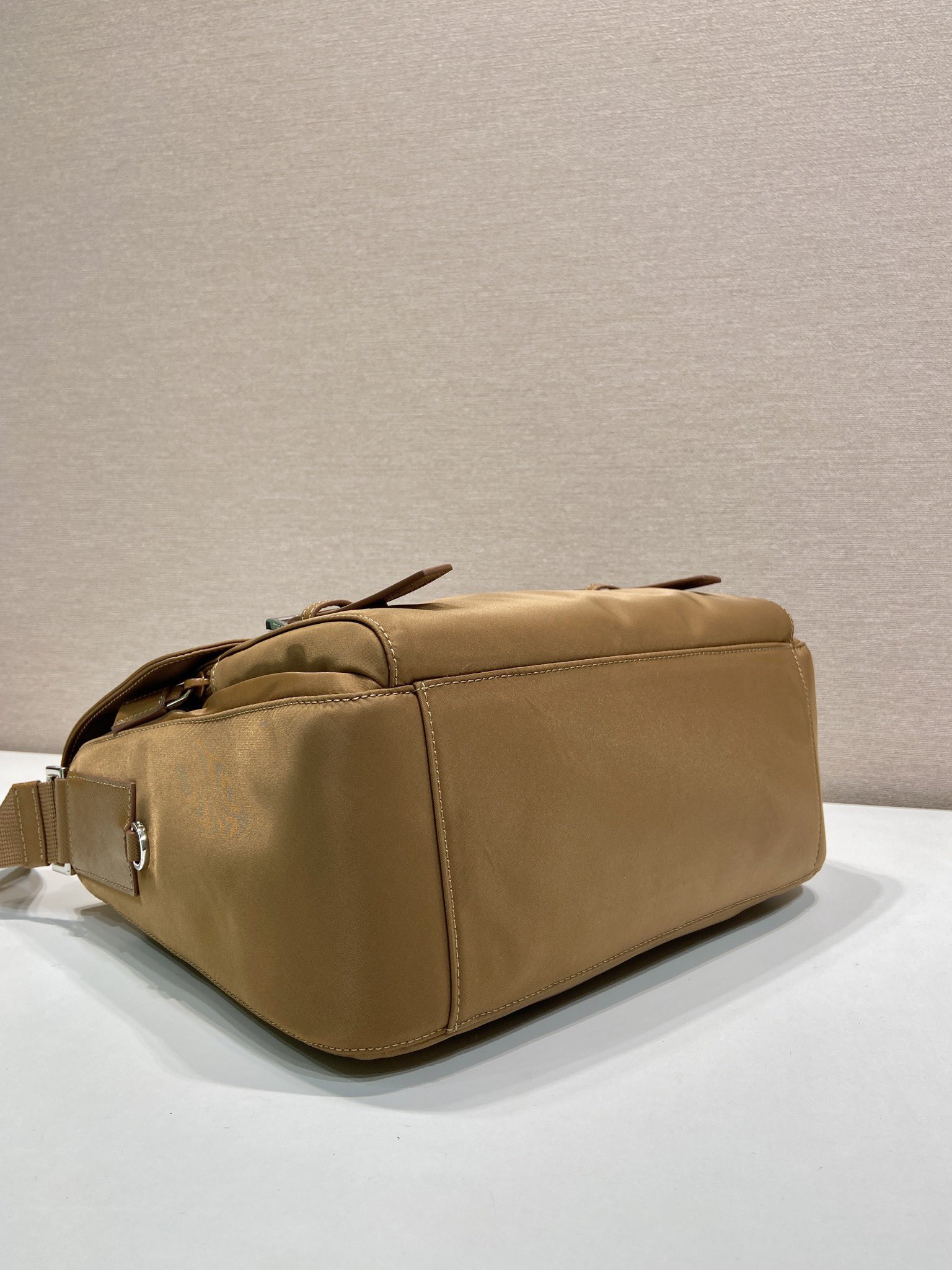 普拉达 PRADA Re-Nylon 三角形 徽标 带耳机包 尼龙拼皮二合一邮差包单肩包斜挎包 卡其色  F0 1BD953 