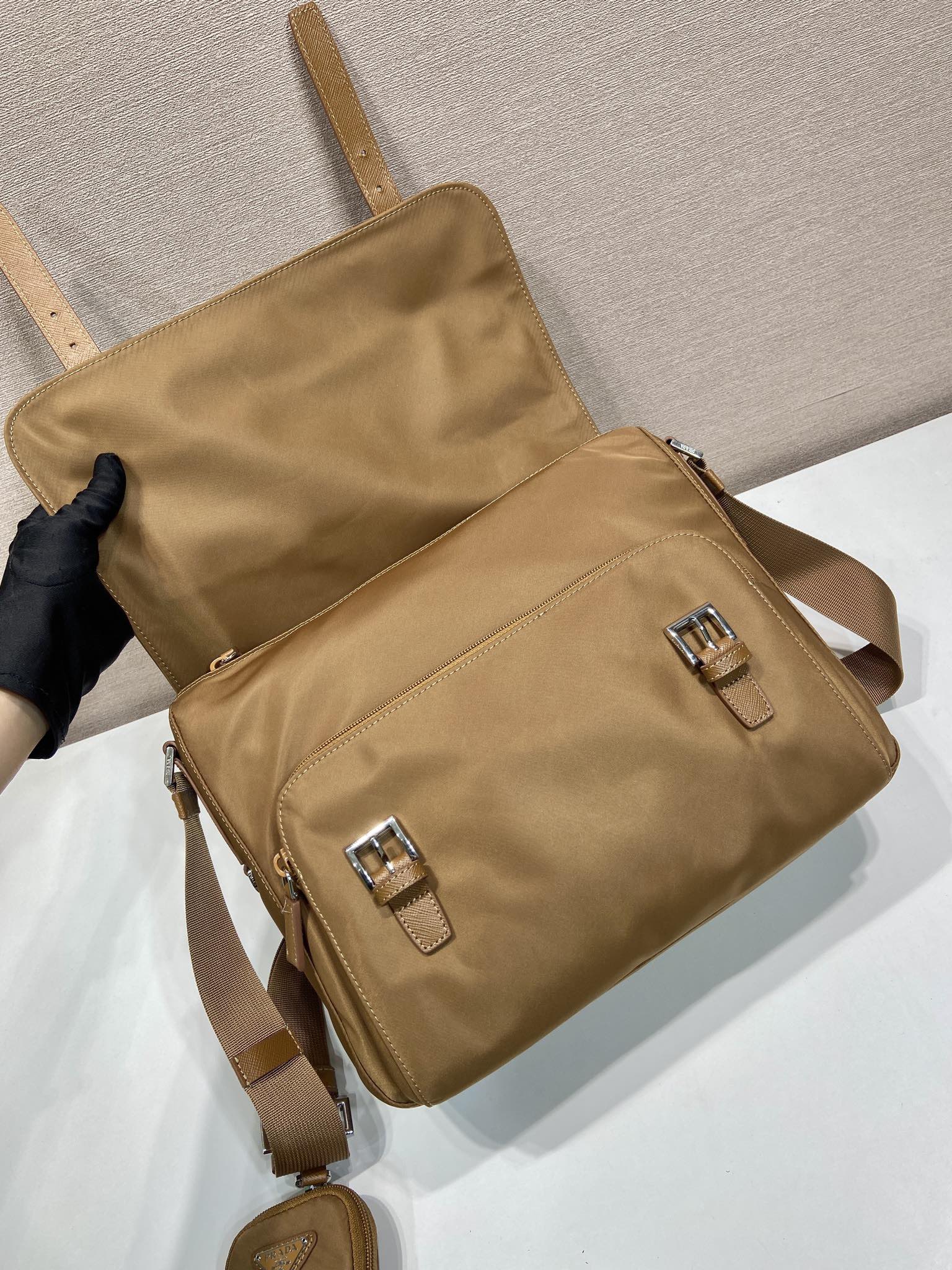 普拉达 PRADA Re-Nylon 三角形 徽标 带耳机包 尼龙拼皮二合一邮差包单肩包斜挎包 卡其色  F0 1BD953 