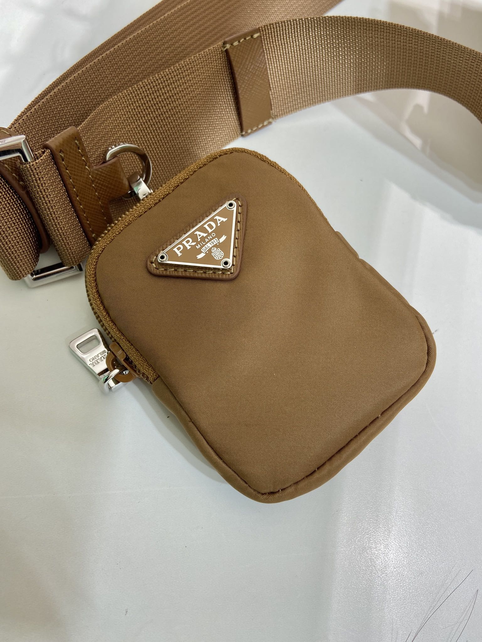 普拉达 PRADA Re-Nylon 三角形 徽标 带耳机包 尼龙拼皮二合一邮差包单肩包斜挎包 卡其色  F0 1BD953 