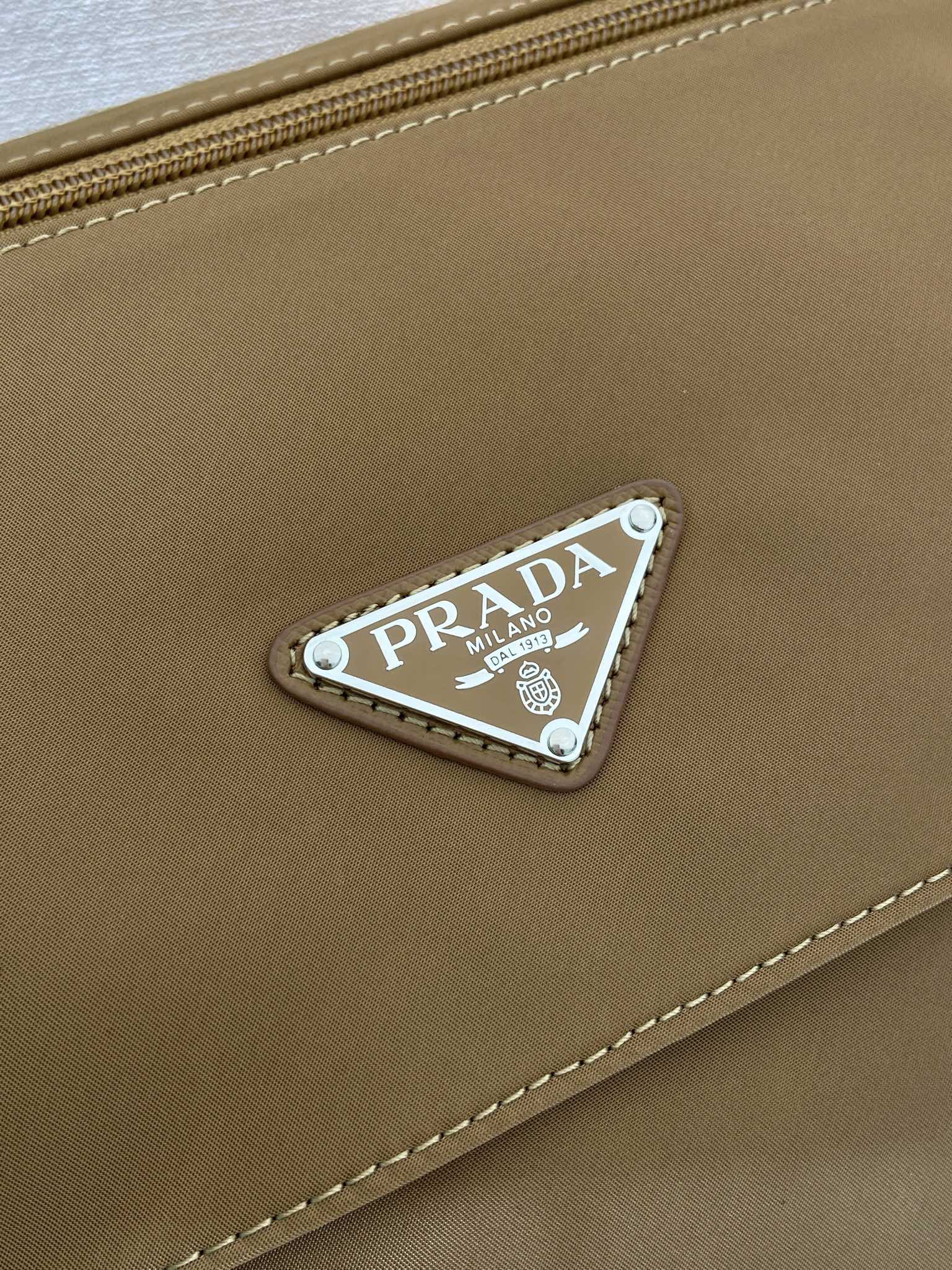 普拉达 PRADA Re-Nylon 三角形 徽标 带耳机包 尼龙拼皮二合一邮差包单肩包斜挎包 卡其色  F0 1BD953 