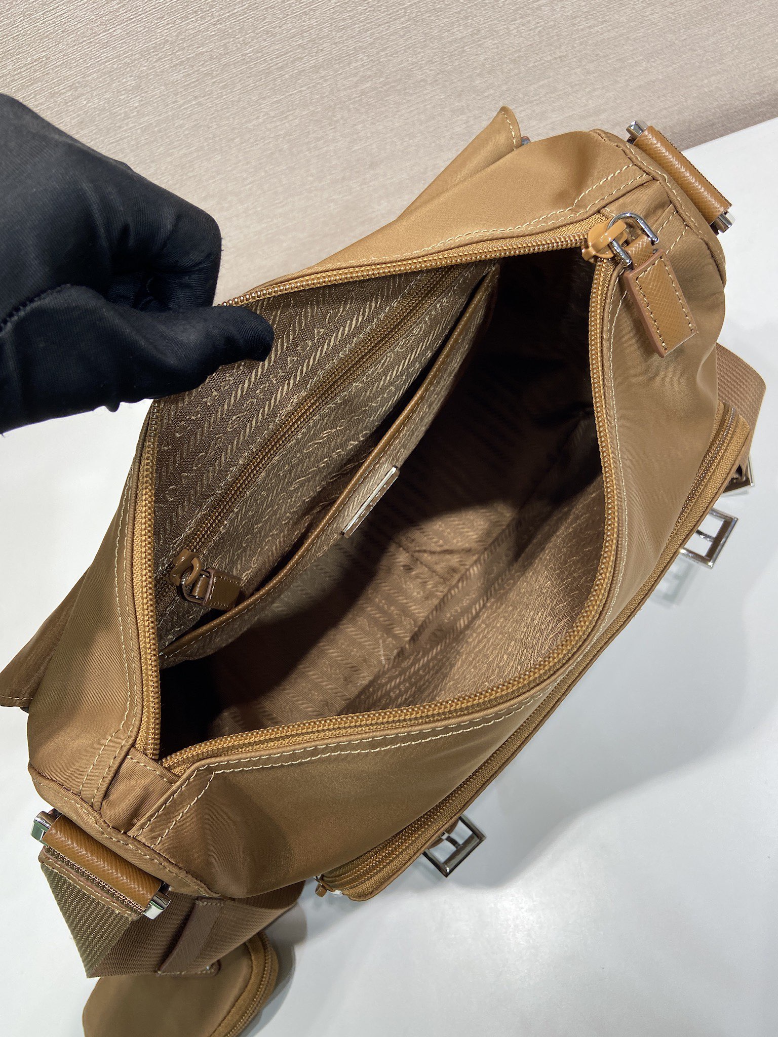 普拉达 PRADA Re-Nylon 三角形 徽标 带耳机包 尼龙拼皮二合一邮差包单肩包斜挎包 卡其色  F0 1BD953 
