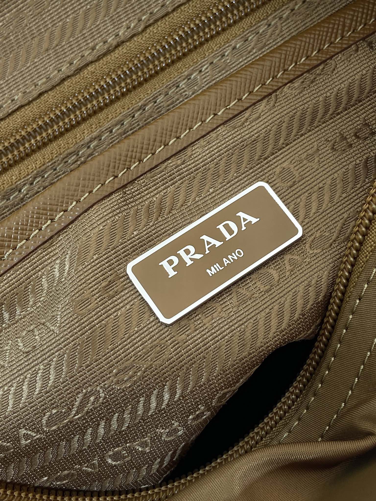 普拉达 PRADA Re-Nylon 三角形 徽标 带耳机包 尼龙拼皮二合一邮差包单肩包斜挎包 卡其色  F0 1BD953 