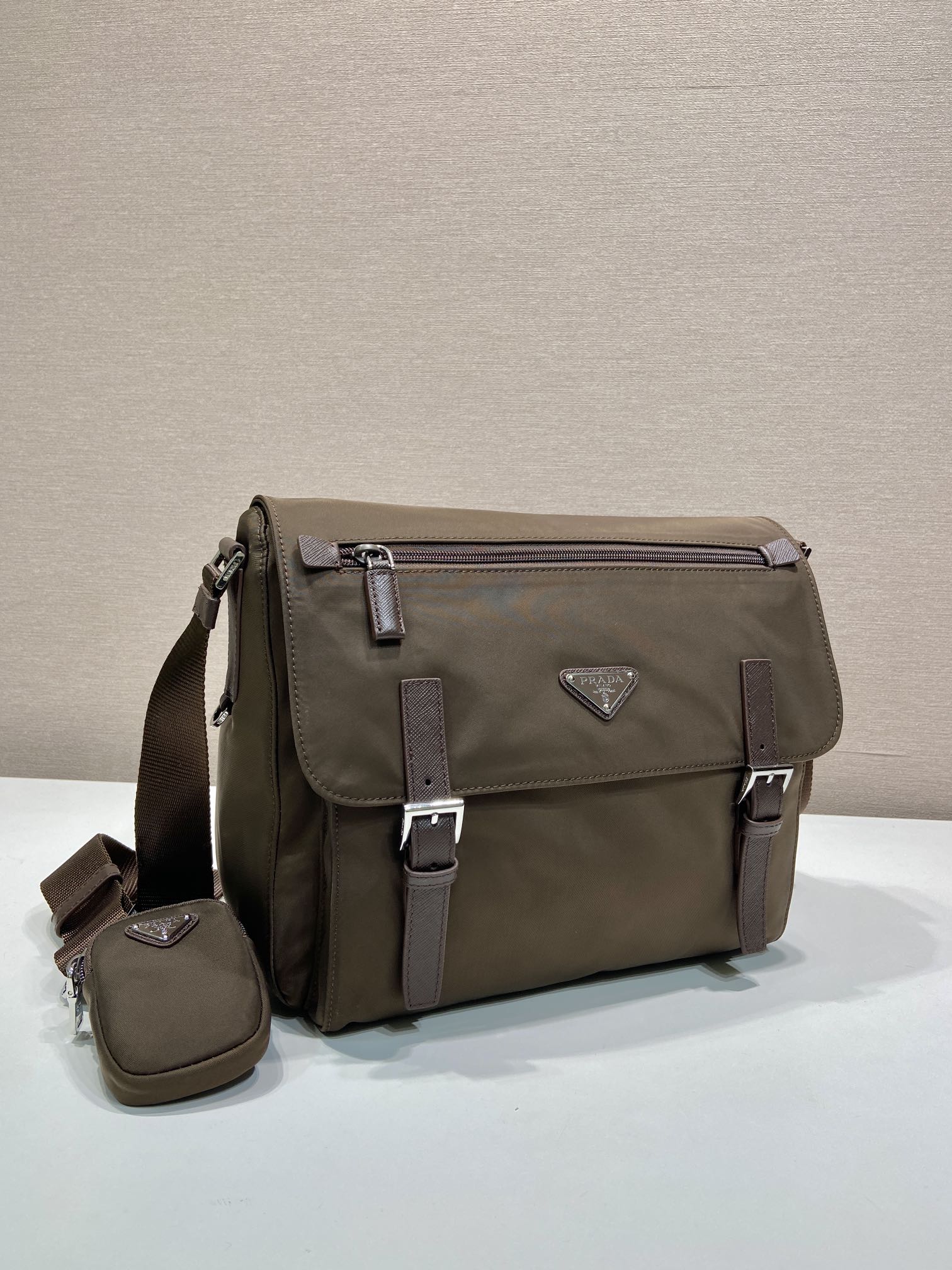 普拉达 PRADA Re-Nylon 三角形 徽标 带耳机包 尼龙拼皮二合一邮差包单肩包斜挎包 棕色 F0 1BD953 
