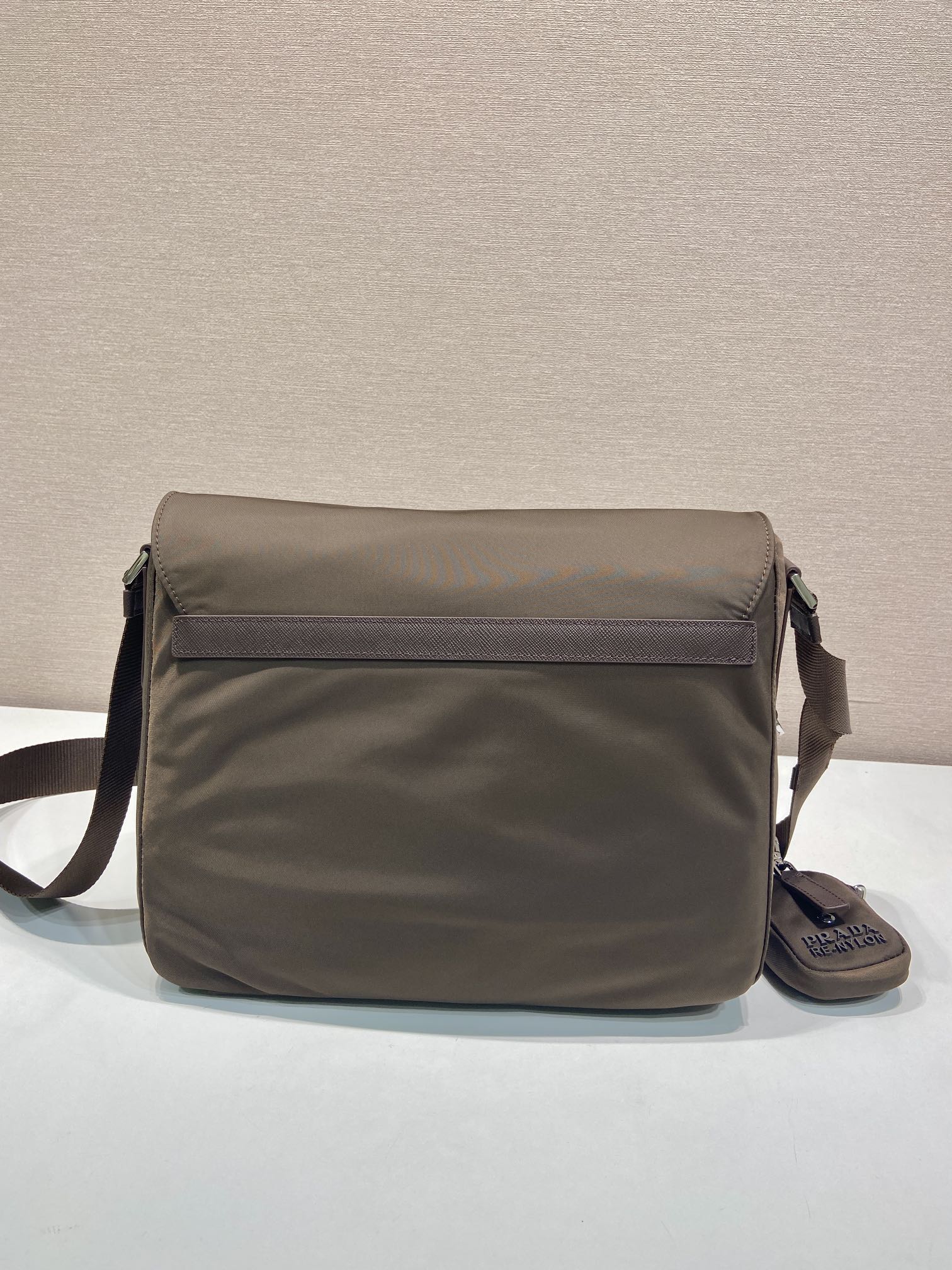 普拉达 PRADA Re-Nylon 三角形 徽标 带耳机包 尼龙拼皮二合一邮差包单肩包斜挎包 棕色 F0 1BD953 