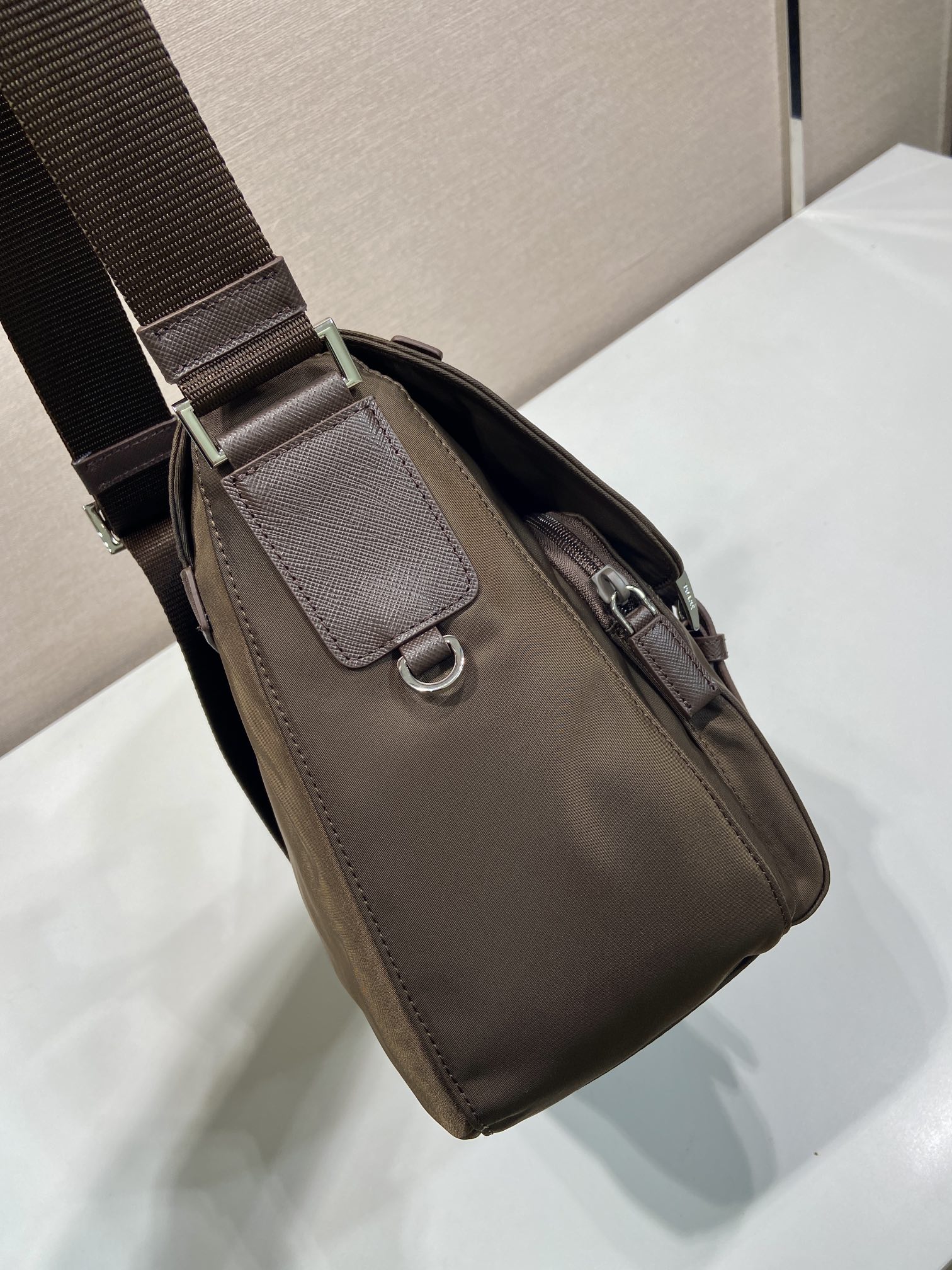 普拉达 PRADA Re-Nylon 三角形 徽标 带耳机包 尼龙拼皮二合一邮差包单肩包斜挎包 棕色 F0 1BD953 