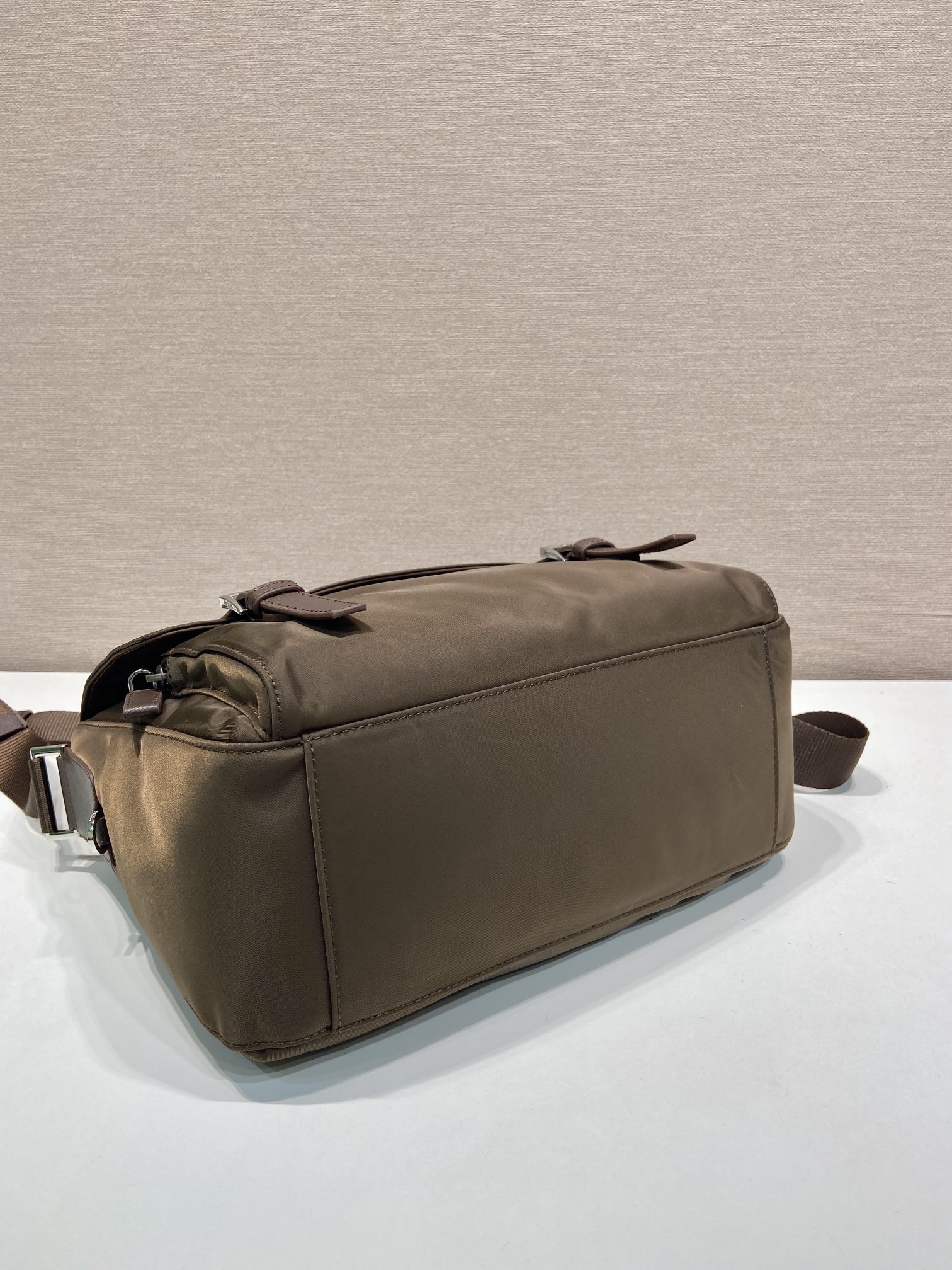 普拉达 PRADA Re-Nylon 三角形 徽标 带耳机包 尼龙拼皮二合一邮差包单肩包斜挎包 棕色 F0 1BD953 