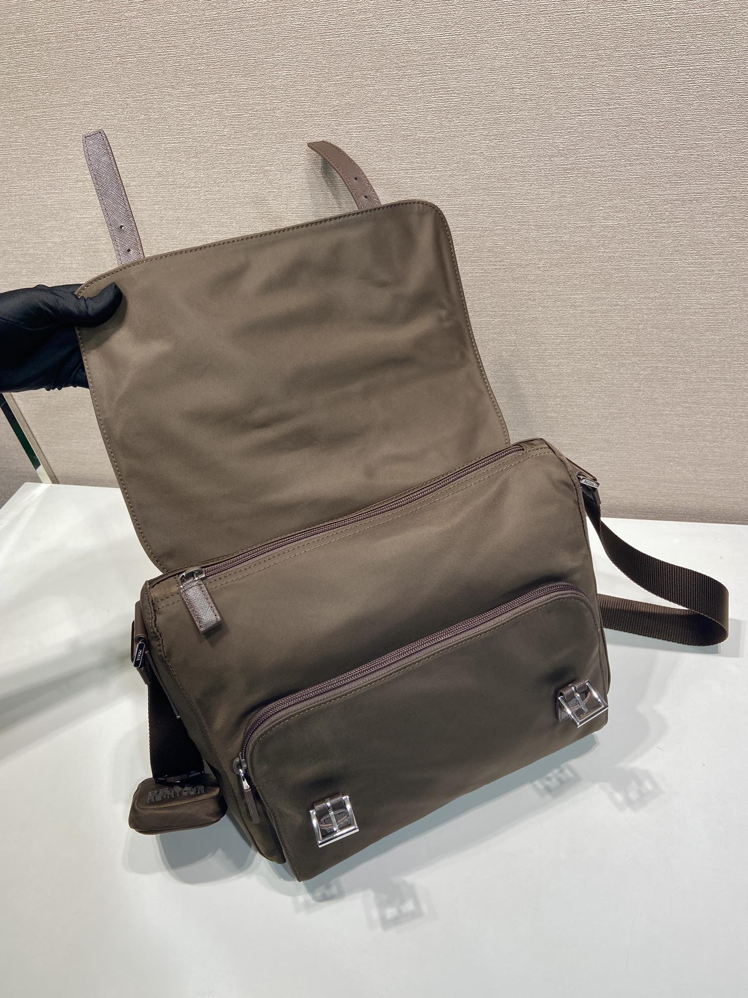 普拉达 PRADA Re-Nylon 三角形 徽标 带耳机包 尼龙拼皮二合一邮差包单肩包斜挎包 棕色 F0 1BD953 