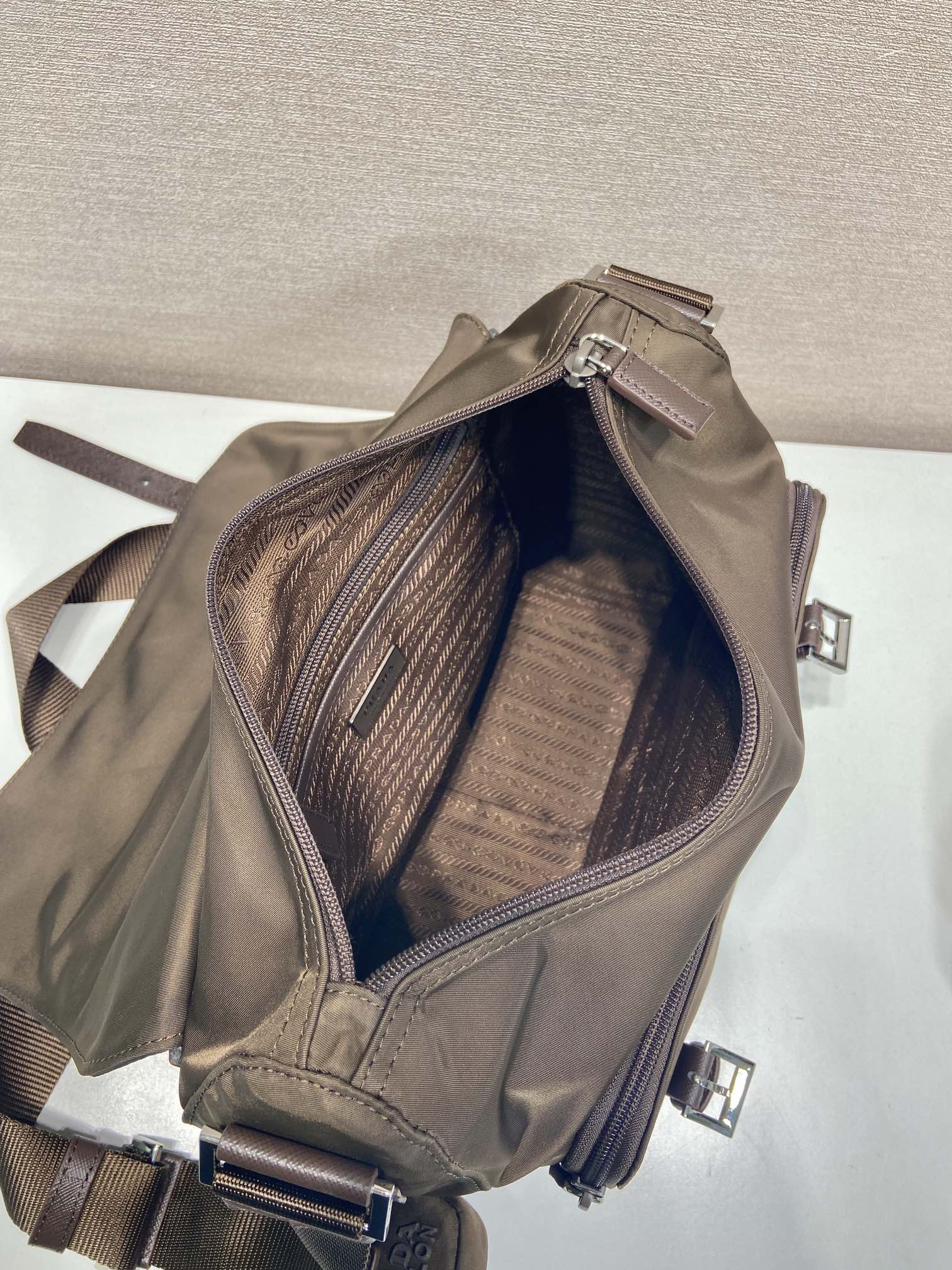 普拉达 PRADA Re-Nylon 三角形 徽标 带耳机包 尼龙拼皮二合一邮差包单肩包斜挎包 棕色 F0 1BD953 