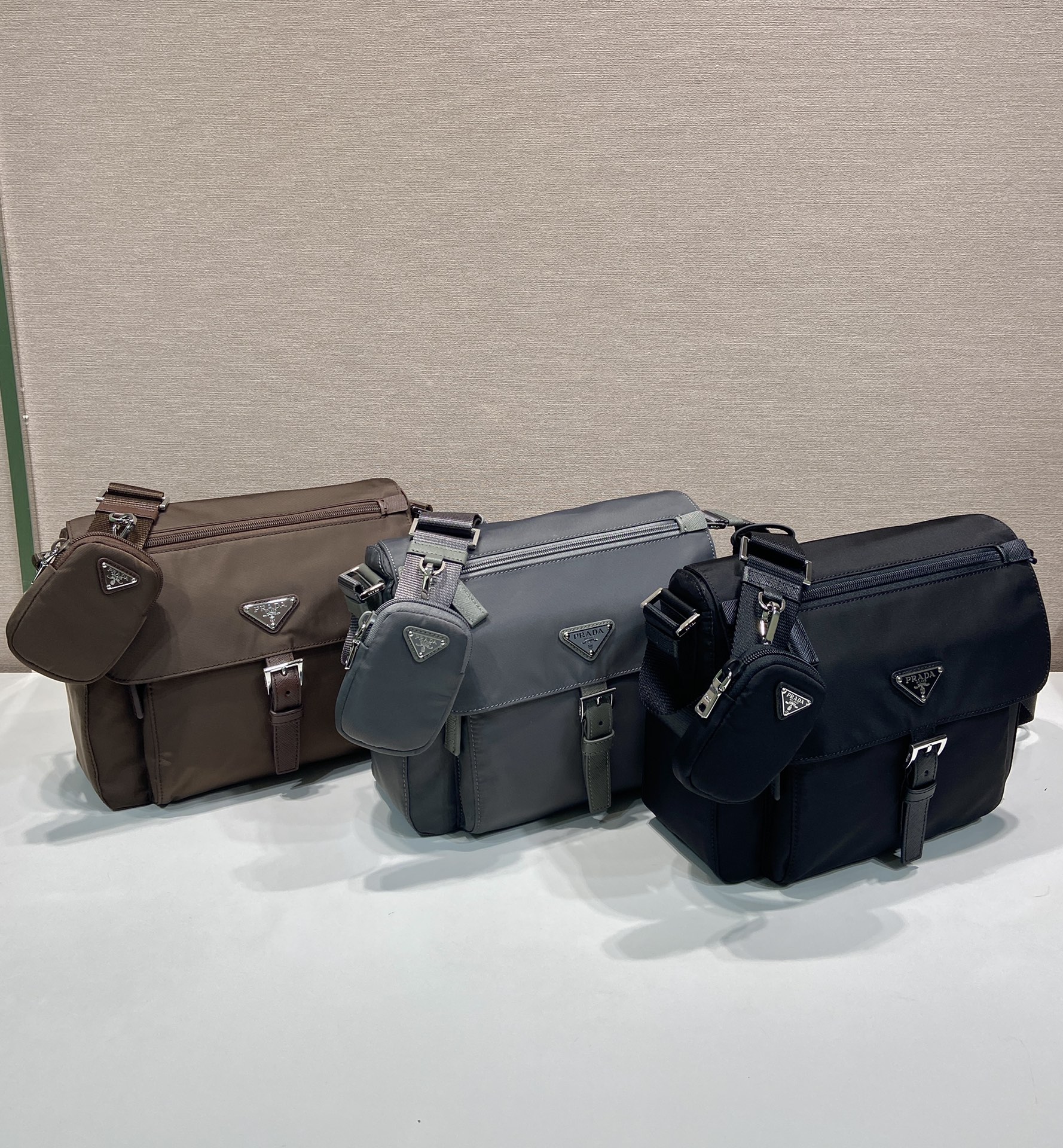 普拉达 PRADA Re-Nylon 三角形 徽标 带耳机包 尼龙拼皮二合一邮差包单肩包斜挎包 F0 1BD994_RV44_F0002_V_B1M