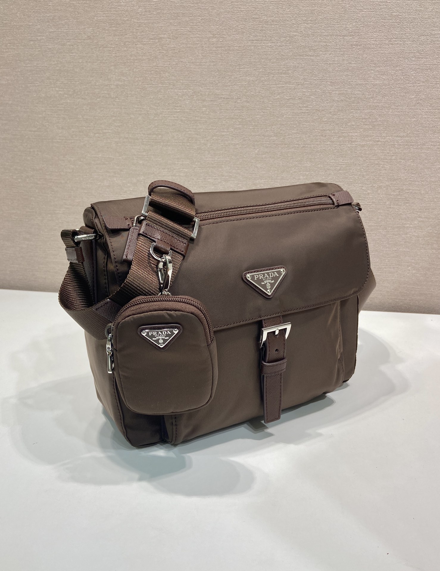 普拉达 PRADA Re-Nylon 三角形 徽标 带耳机包 尼龙拼皮二合一邮差包单肩包斜挎包 F0 1BD994_RV44_F0002_V_B1M