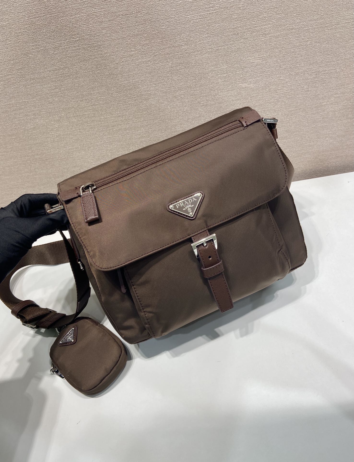 普拉达 PRADA Re-Nylon 三角形 徽标 带耳机包 尼龙拼皮二合一邮差包单肩包斜挎包 F0 1BD994_RV44_F0002_V_B1M