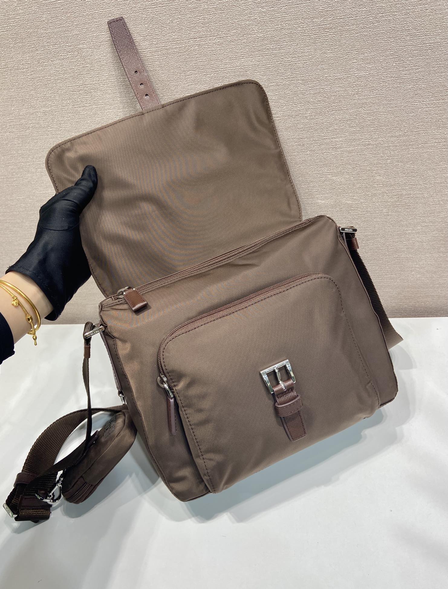 普拉达 PRADA Re-Nylon 三角形 徽标 带耳机包 尼龙拼皮二合一邮差包单肩包斜挎包 F0 1BD994_RV44_F0002_V_B1M