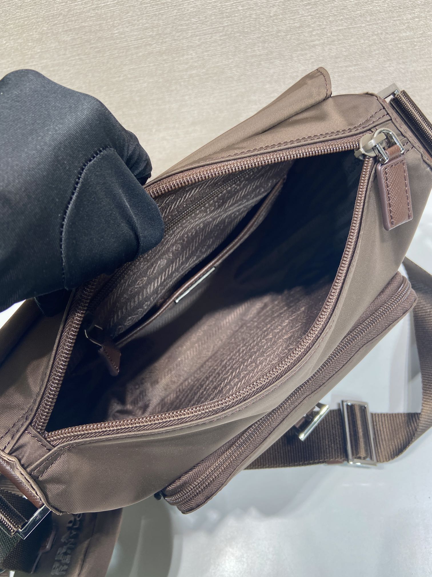 普拉达 PRADA Re-Nylon 三角形 徽标 带耳机包 尼龙拼皮二合一邮差包单肩包斜挎包 F0 1BD994_RV44_F0002_V_B1M