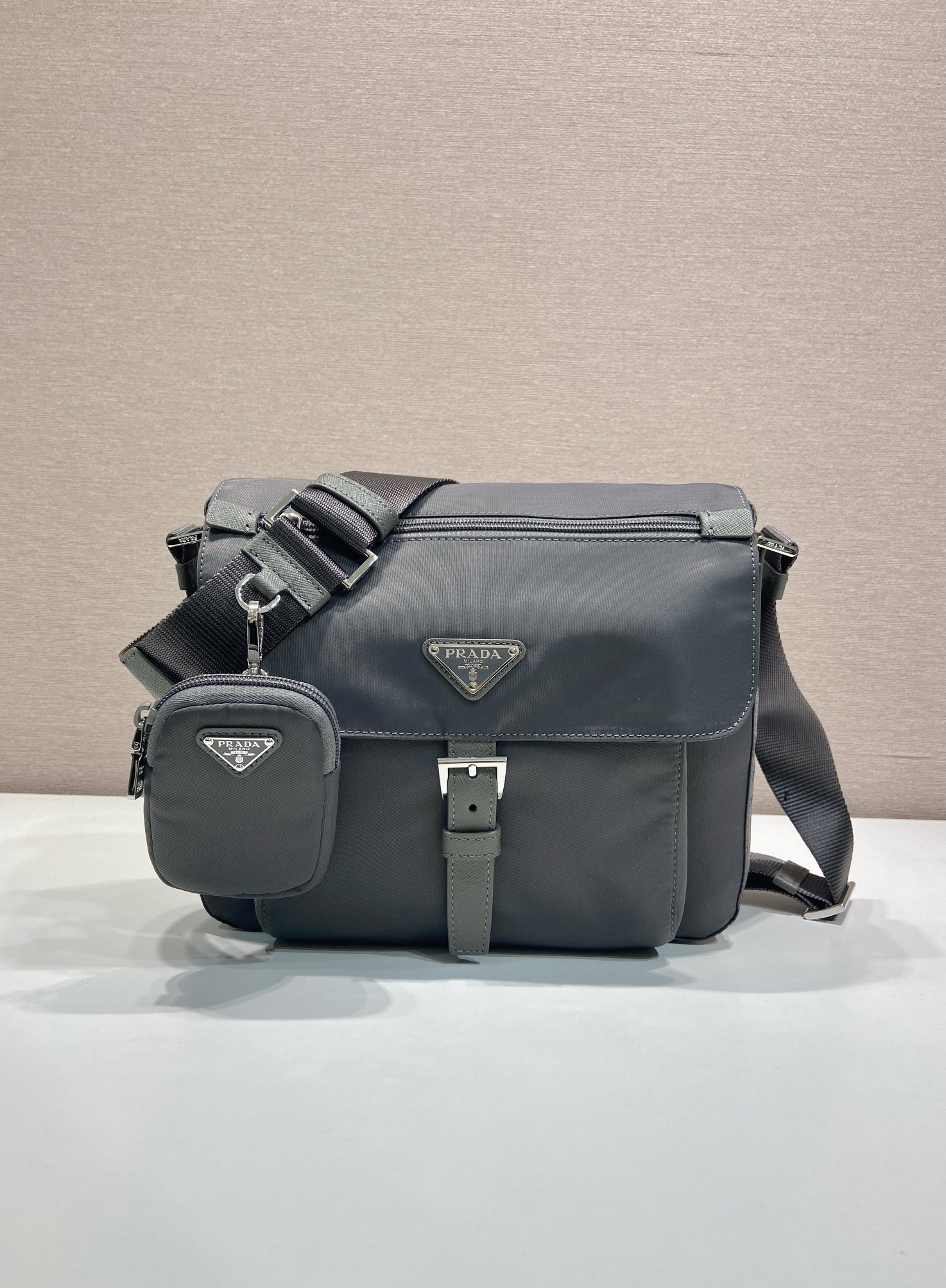 普拉达 PRADA Re-Nylon 三角形 徽标 带耳机包 尼龙拼皮二合一邮差包单肩包斜挎包 F0 1BD994_RV44_F0002_V_B1M