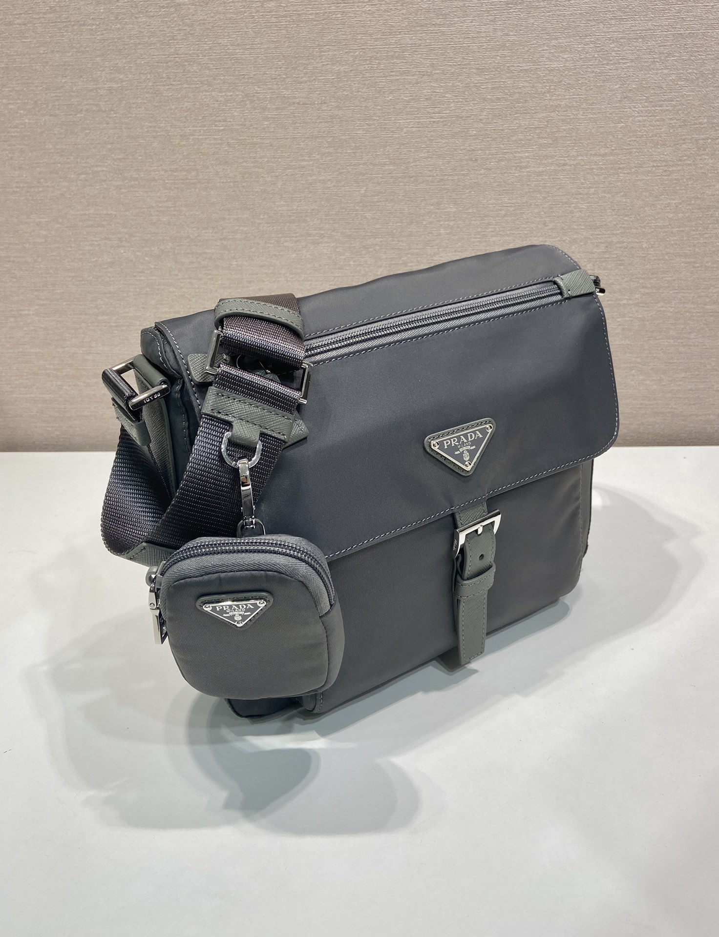 普拉达 PRADA Re-Nylon 三角形 徽标 带耳机包 尼龙拼皮二合一邮差包单肩包斜挎包 F0 1BD994_RV44_F0002_V_B1M