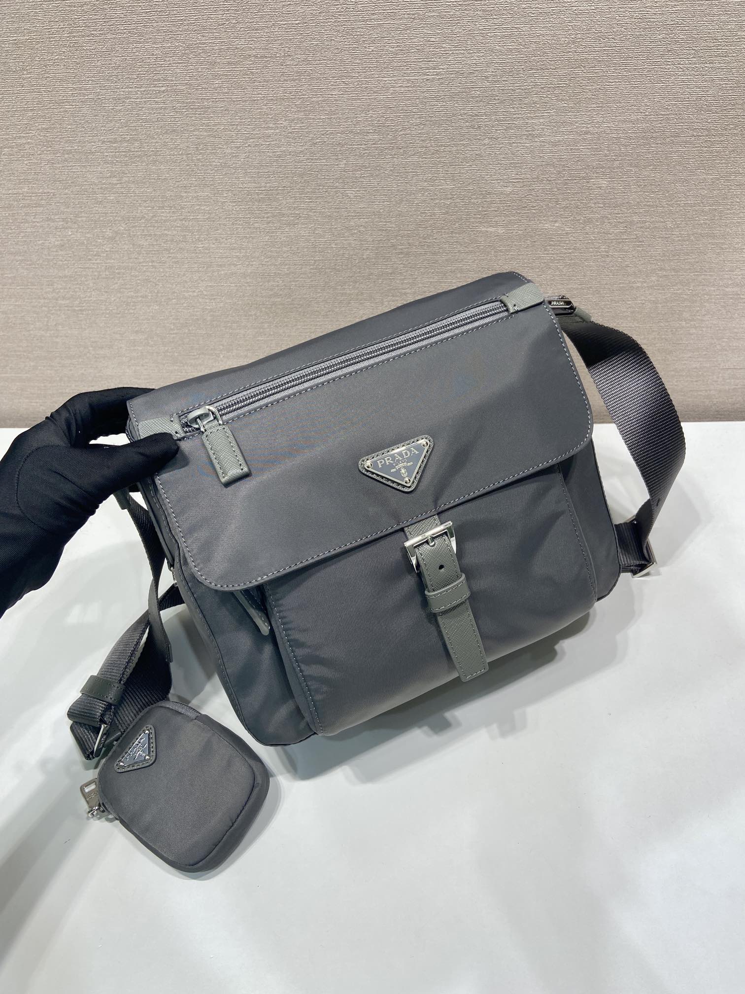 普拉达 PRADA Re-Nylon 三角形 徽标 带耳机包 尼龙拼皮二合一邮差包单肩包斜挎包 F0 1BD994_RV44_F0002_V_B1M