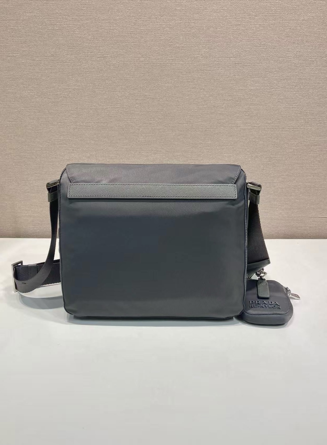 普拉达 PRADA Re-Nylon 三角形 徽标 带耳机包 尼龙拼皮二合一邮差包单肩包斜挎包 F0 1BD994_RV44_F0002_V_B1M