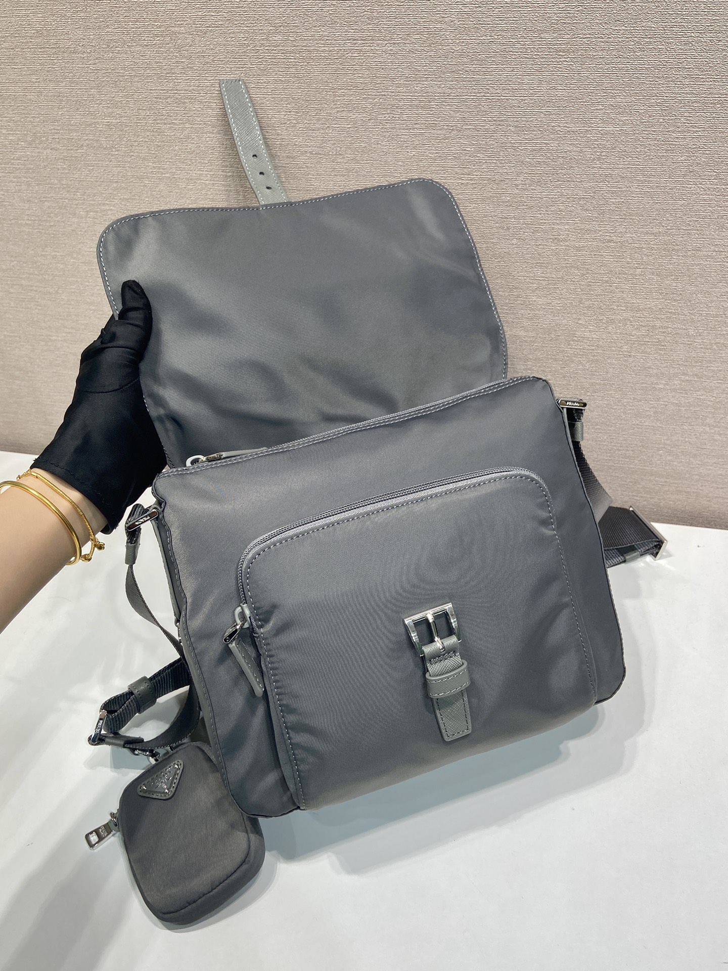 普拉达 PRADA Re-Nylon 三角形 徽标 带耳机包 尼龙拼皮二合一邮差包单肩包斜挎包 F0 1BD994_RV44_F0002_V_B1M