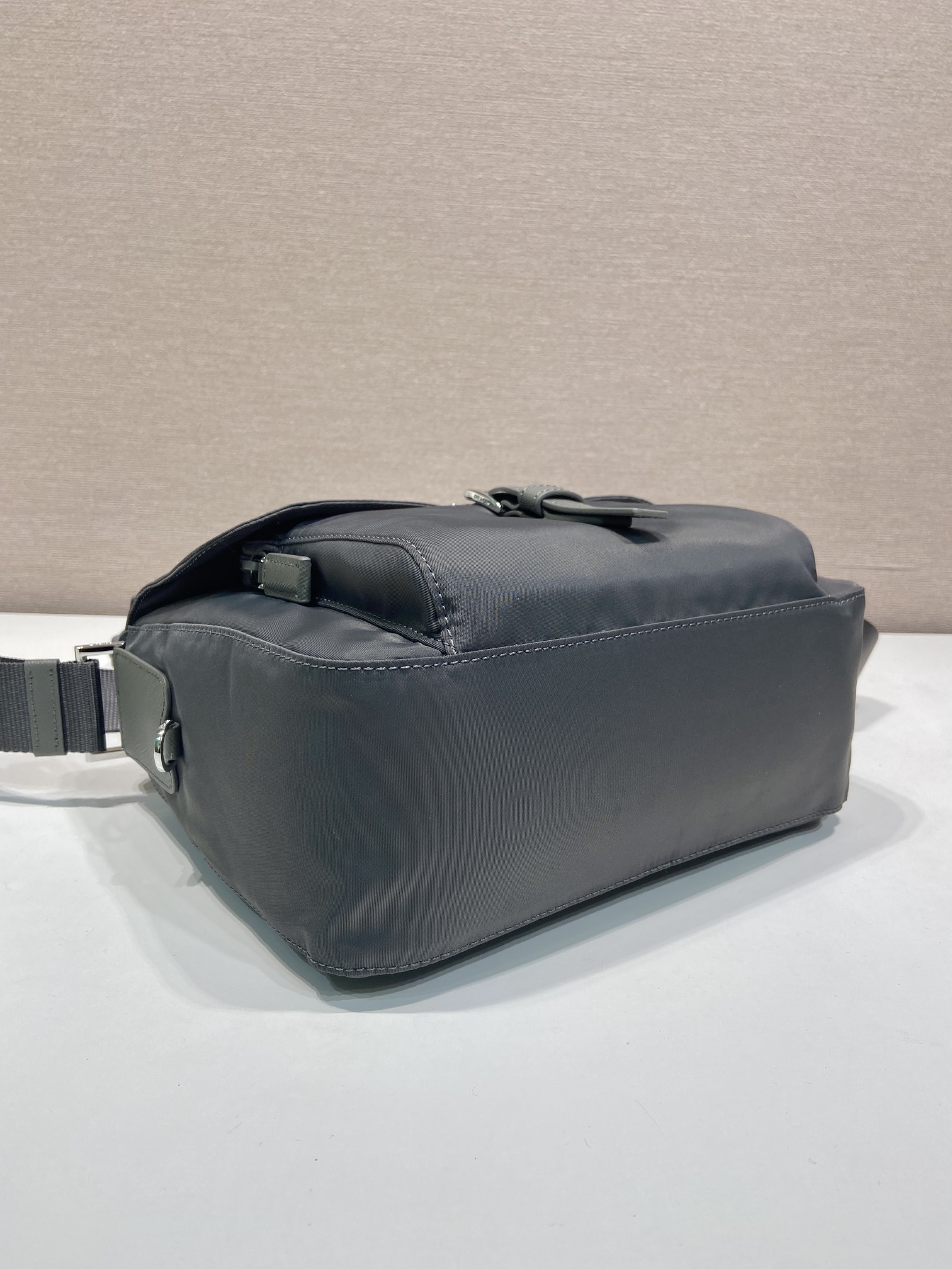 普拉达 PRADA Re-Nylon 三角形 徽标 带耳机包 尼龙拼皮二合一邮差包单肩包斜挎包 F0 1BD994_RV44_F0002_V_B1M