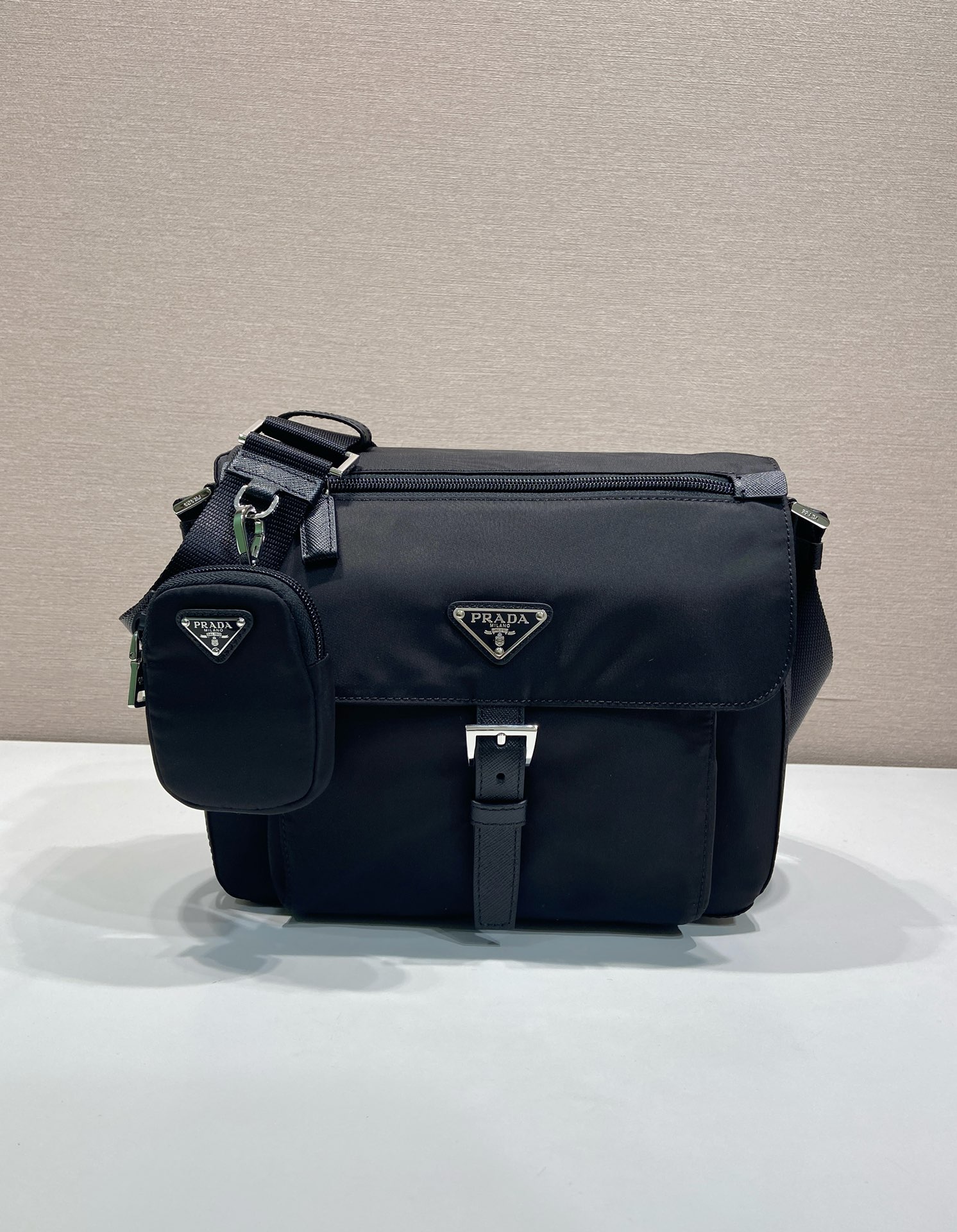普拉达 PRADA Re-Nylon 三角形 徽标 带耳机包 尼龙拼皮二合一邮差包单肩包斜挎包 F0 1BD994_RV44_F0002_V_B1M