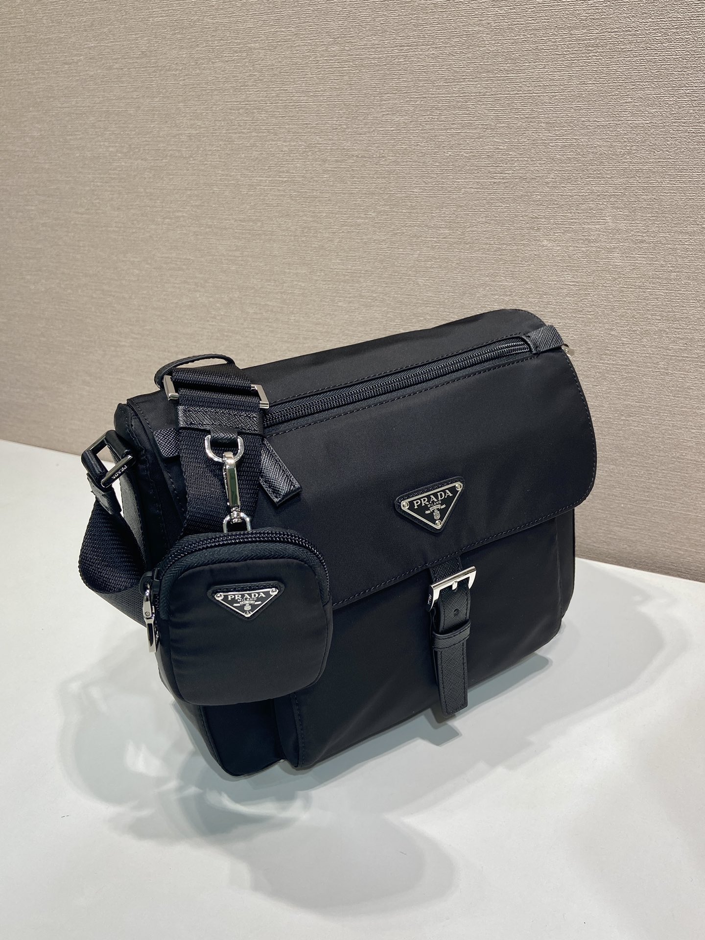 普拉达 PRADA Re-Nylon 三角形 徽标 带耳机包 尼龙拼皮二合一邮差包单肩包斜挎包 F0 1BD994_RV44_F0002_V_B1M