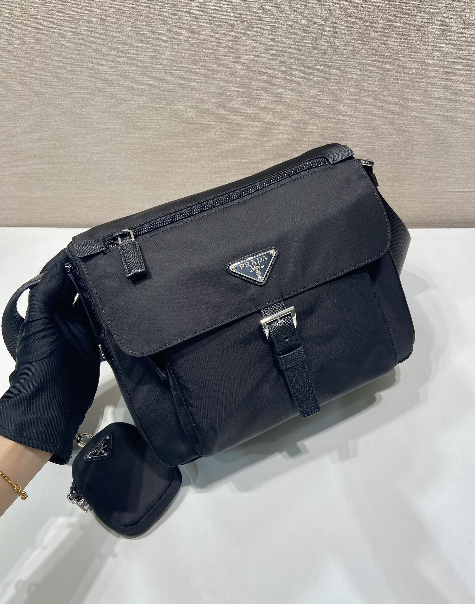 普拉达 PRADA Re-Nylon 三角形 徽标 带耳机包 尼龙拼皮二合一邮差包单肩包斜挎包 F0 1BD994_RV44_F0002_V_B1M