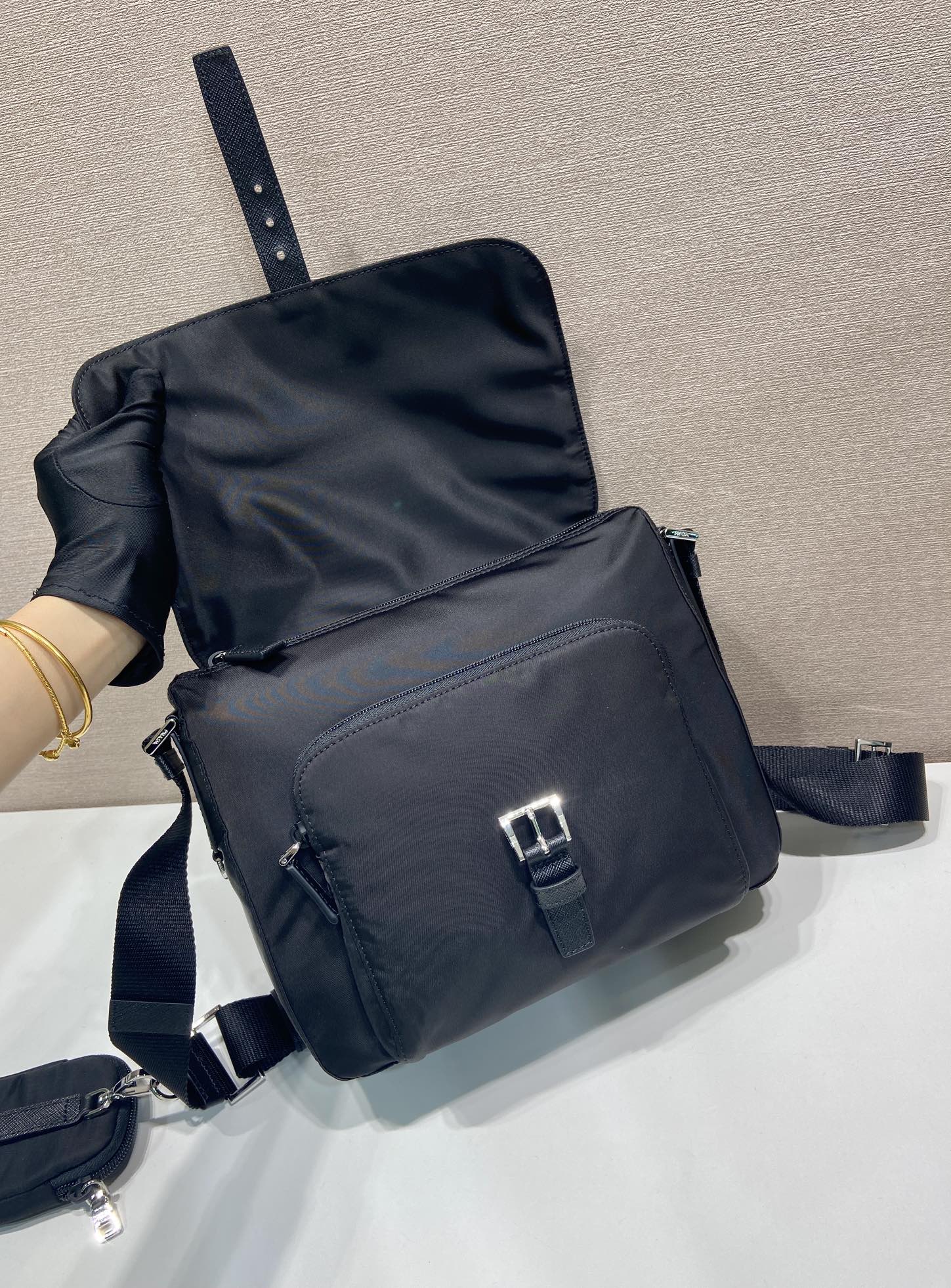 普拉达 PRADA Re-Nylon 三角形 徽标 带耳机包 尼龙拼皮二合一邮差包单肩包斜挎包 F0 1BD994_RV44_F0002_V_B1M