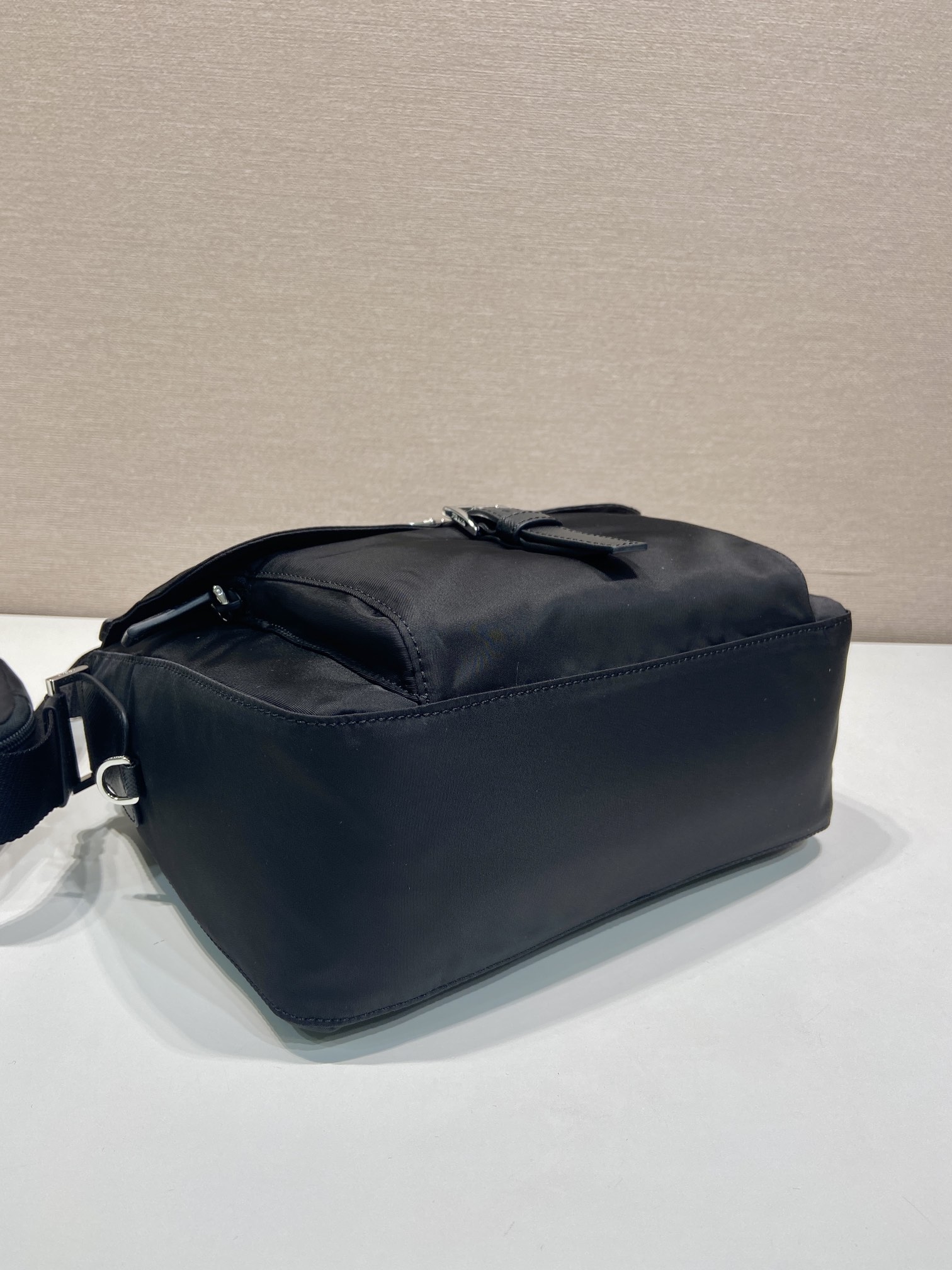 普拉达 PRADA Re-Nylon 三角形 徽标 带耳机包 尼龙拼皮二合一邮差包单肩包斜挎包 F0 1BD994_RV44_F0002_V_B1M