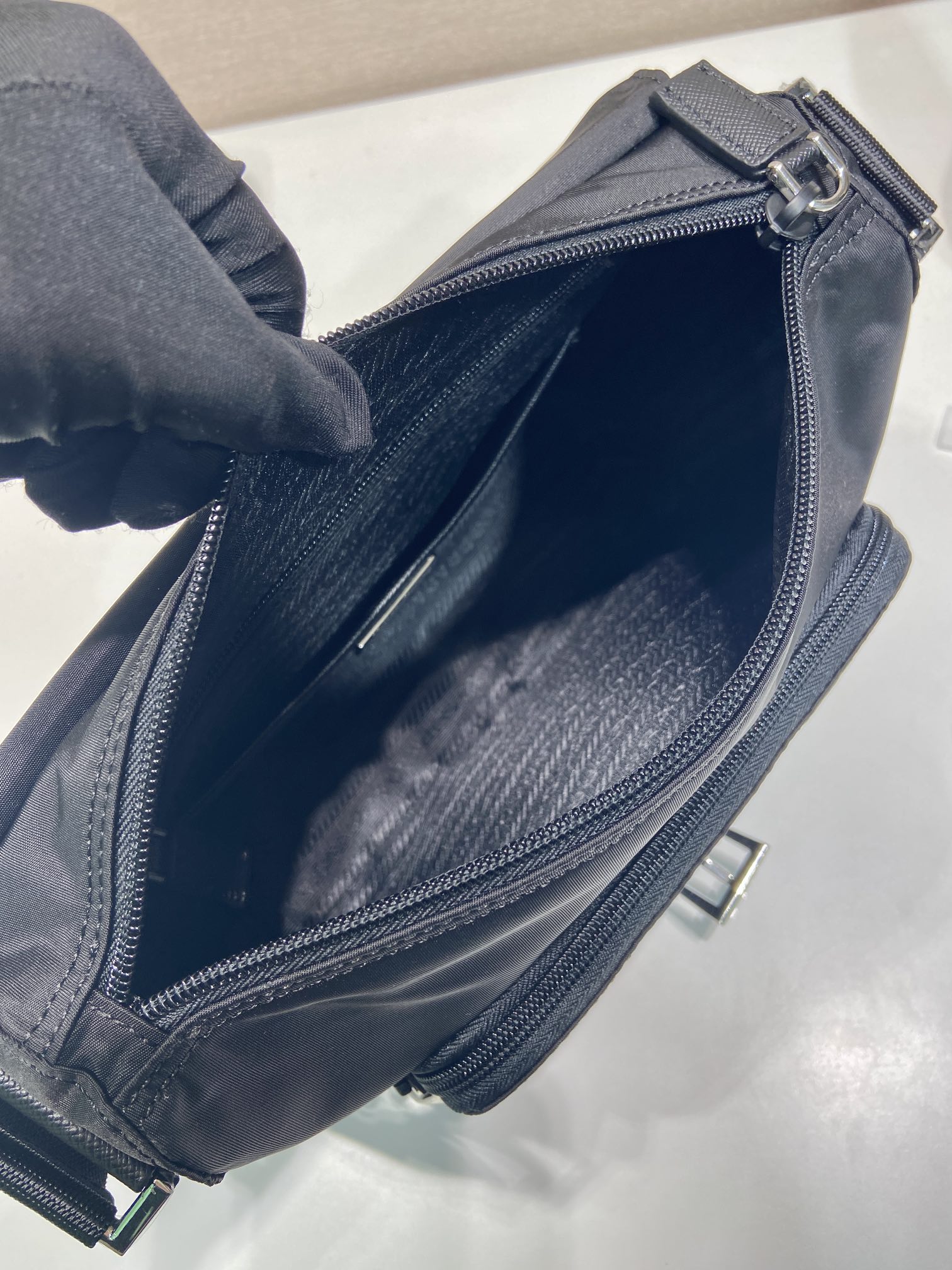 普拉达 PRADA Re-Nylon 三角形 徽标 带耳机包 尼龙拼皮二合一邮差包单肩包斜挎包 F0 1BD994_RV44_F0002_V_B1M