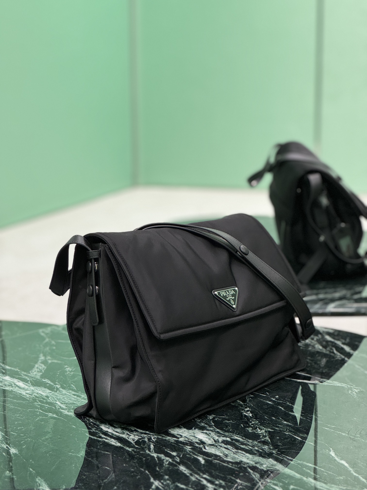 普拉达 PRADA Re-Nylon 复古三角形 邮差包 单肩包 斜挎包 黑色 F0 1BD256_2DLN_F0002_V_OOO