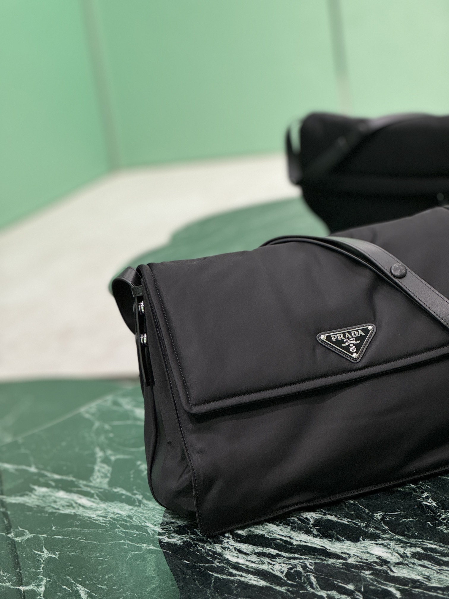 普拉达 PRADA Re-Nylon 复古三角形 邮差包 单肩包 斜挎包 黑色 F0 1BD256_2DLN_F0002_V_OOO