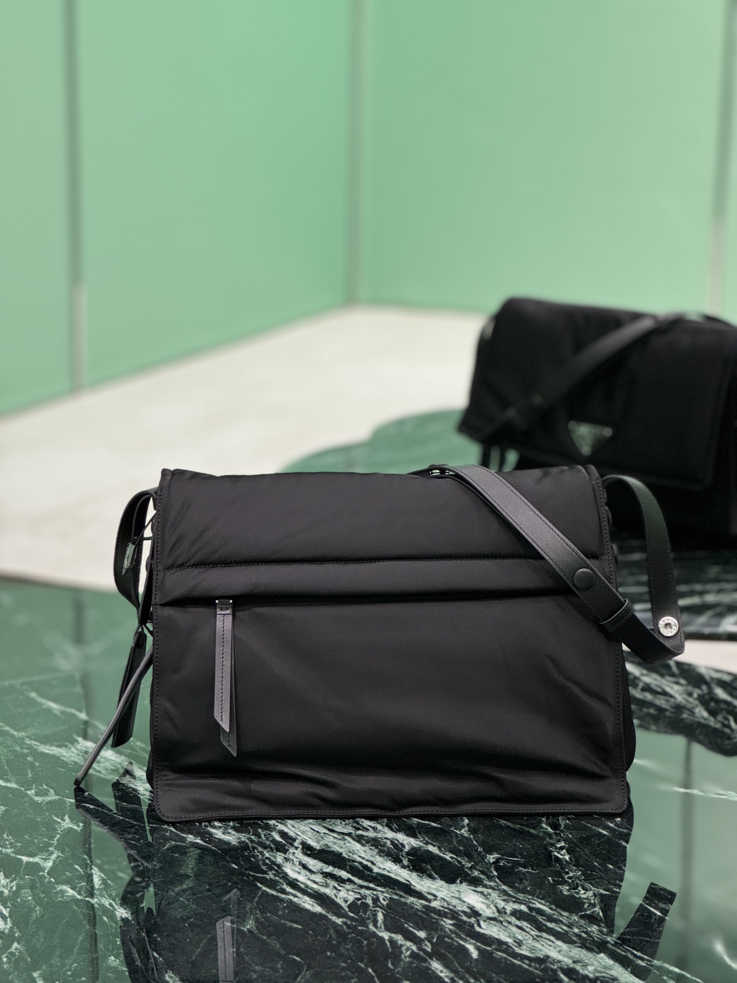 普拉达 PRADA Re-Nylon 复古三角形 邮差包 单肩包 斜挎包 黑色 F0 1BD256_2DLN_F0002_V_OOO