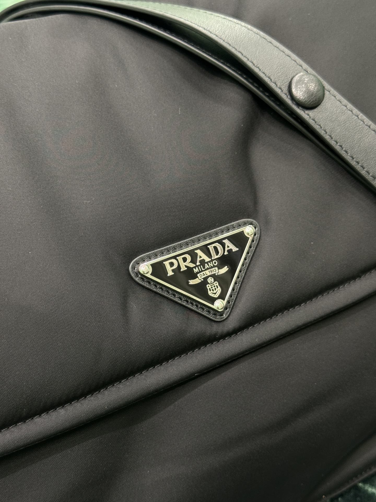 普拉达 PRADA Re-Nylon 复古三角形 邮差包 单肩包 斜挎包 黑色 F0 1BD256_2DLN_F0002_V_OOO