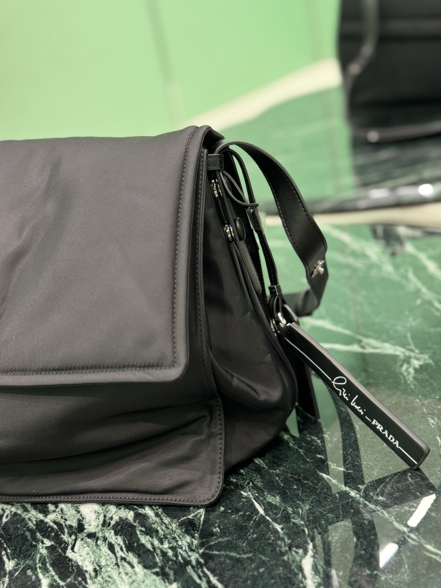 普拉达 PRADA Re-Nylon 复古三角形 邮差包 单肩包 斜挎包 黑色 F0 1BD256_2DLN_F0002_V_OOO