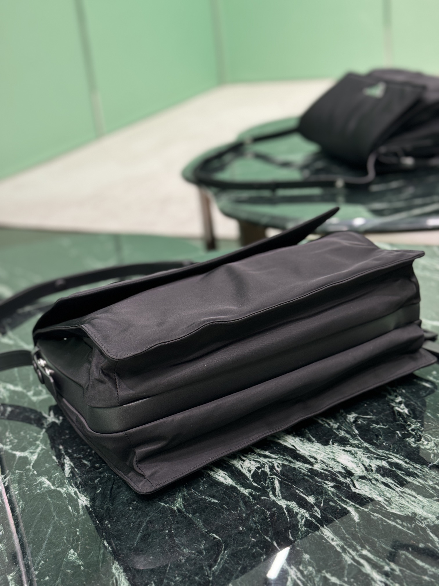 普拉达 PRADA Re-Nylon 复古三角形 邮差包 单肩包 斜挎包 黑色 F0 1BD256_2DLN_F0002_V_OOO